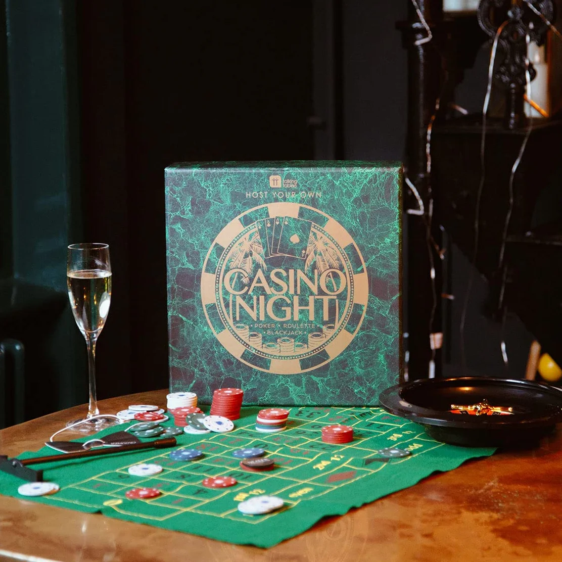 Talking Tables Casino Night Kit Poker Blackjack Roulette Set Gioco per Adulti | Tappetino Fiches Carte Denaro Palline GAMECASINO