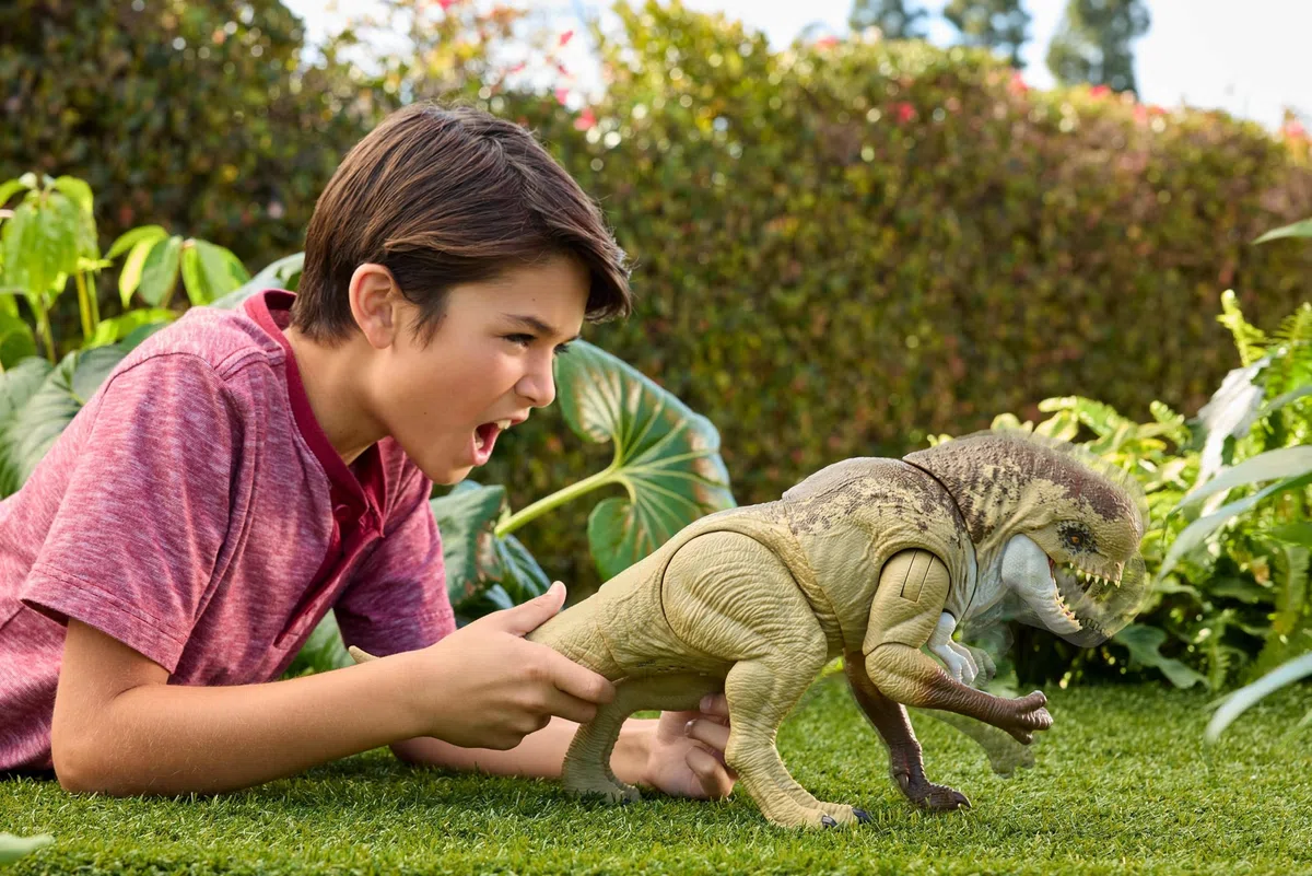 Mattel Jurassic World La Rinascita - Dinosauro Cattivo Ruggito Devastante, action figure da 55+ cm con 2 mosse d'attacco incluse, design autentico dal film, giocattolo per bambini, 4+ anni, JJP79