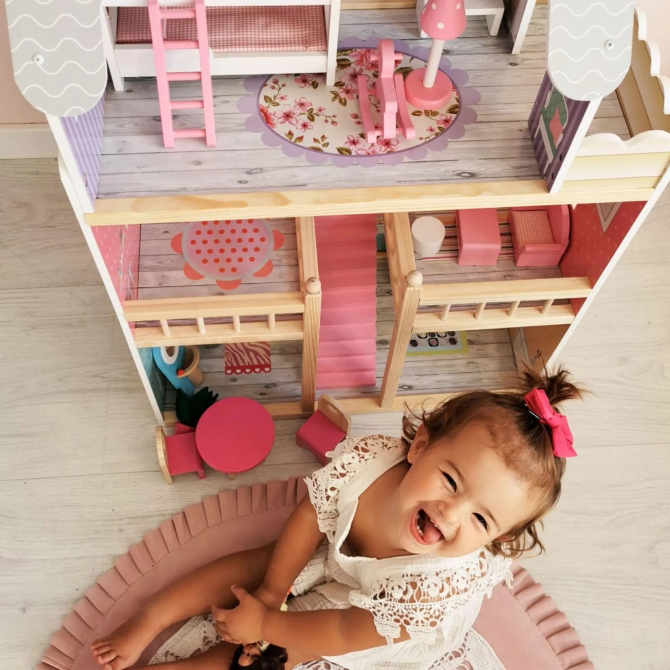mamabrum Casa delle Bambole in Legno XXL – 3 Piani con LED e Mobili Inclusi – Casa Bambole 90x60x30 cm – Design Pastello Sicuro ed Educativo – Giocattolo per Bambine dai 3 Anni