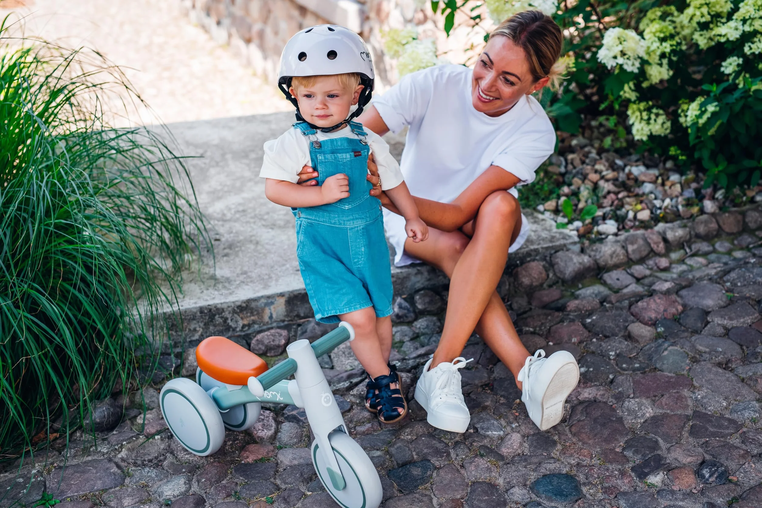 Triciclo senza pedali per bambini MoMi TEDI per bambine e bambini (peso massimo 25 kg), mini bicicletta senza pedali con ruote in plastica resistenti alla foratura, telaio in metallo leggero - 1,2 kg