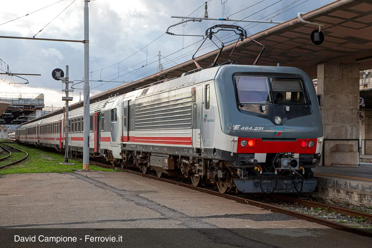 FS Trenitalia, E464 in livrea Intercity, accoppiatore automatico, epoca VI