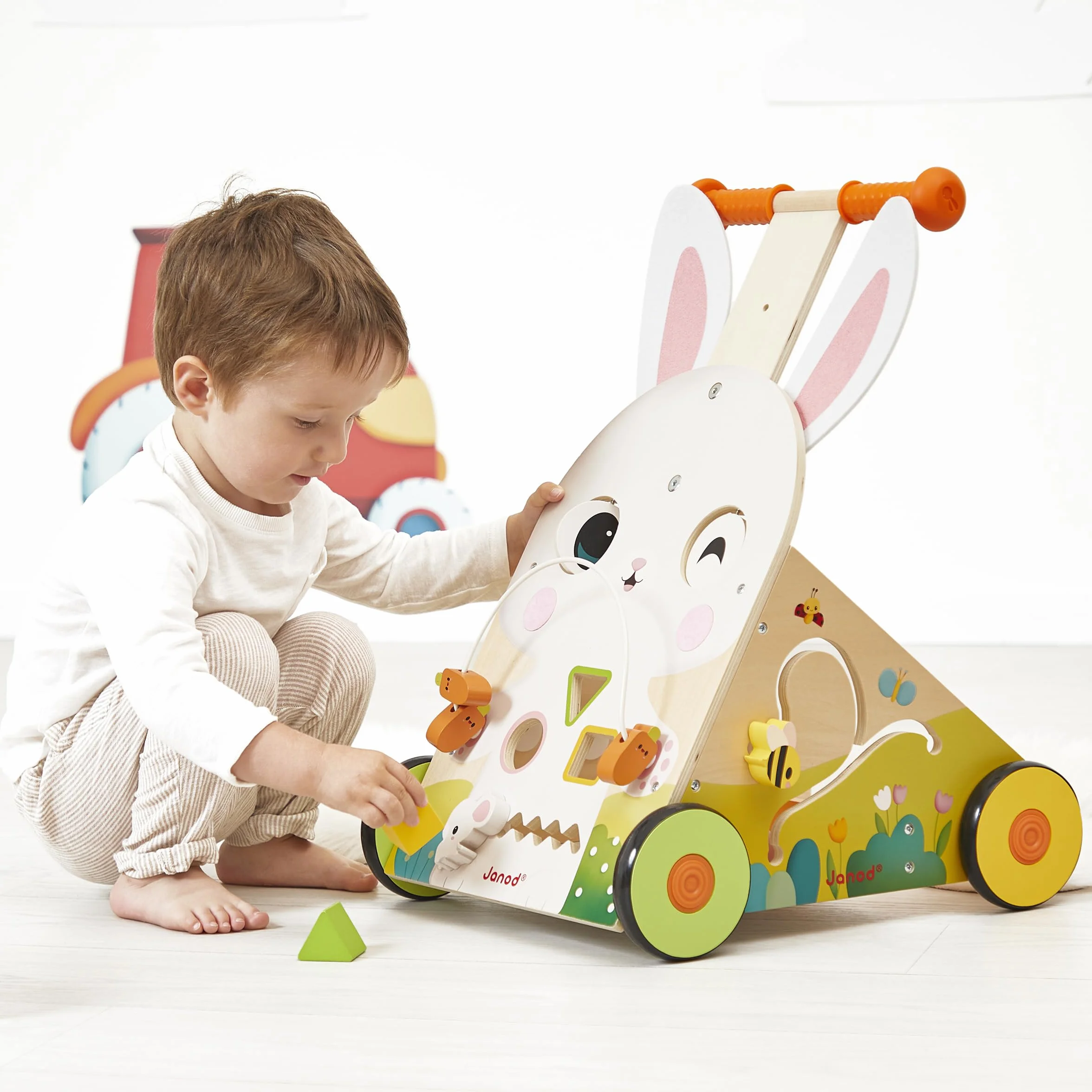 Janod Chariot Multi-Activités Ferme, Carretto di Legno da Spingere, 9 attività, Sistema frenante Brevettato e Ruote silenziose, Giocattolo evolutivo per Bambini, da 12 Mesi, J03326