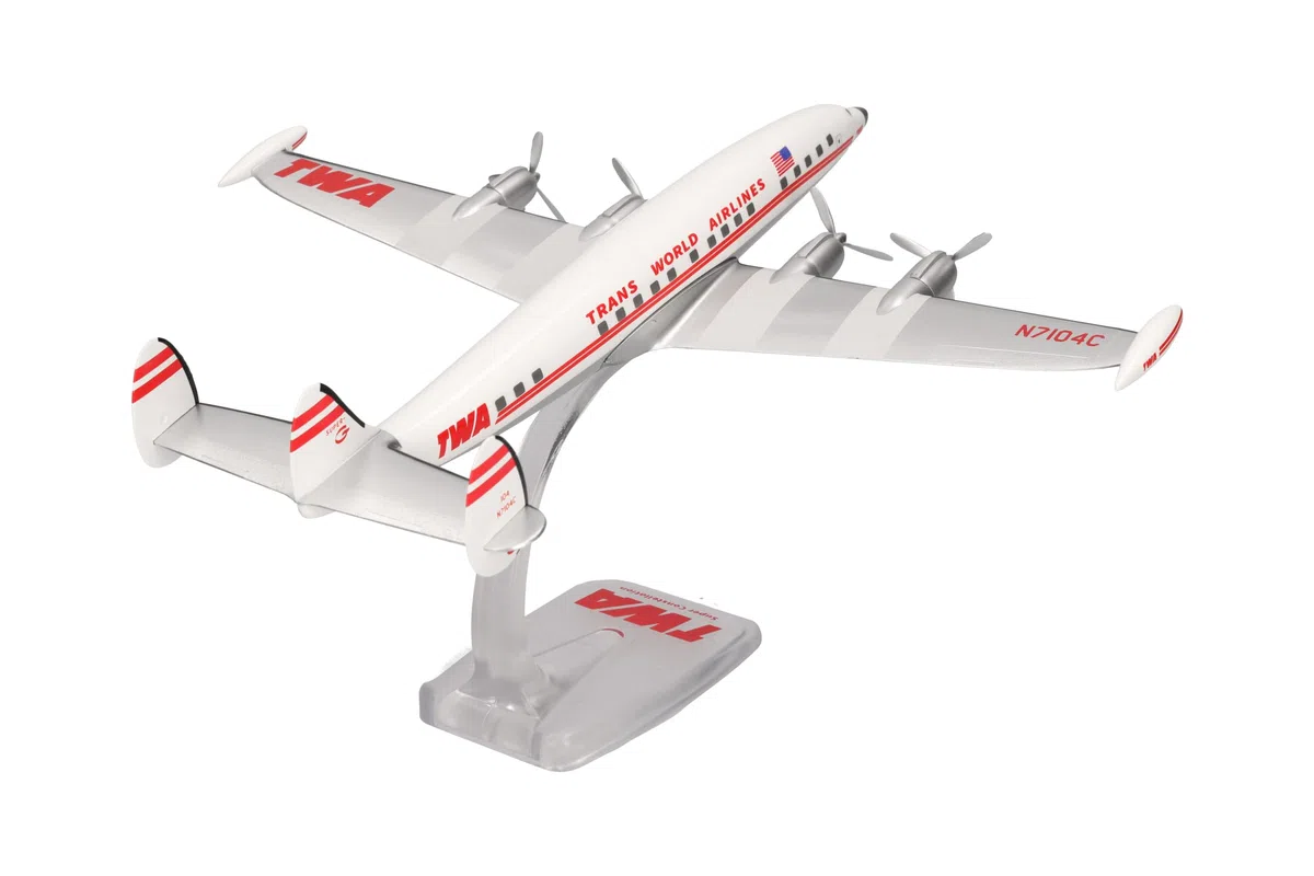 Herpa modello di aereo TWA Trans World Airlines Lockheed L-1049G Super Constellation - N7104C, in scala 1:125 - Snap-Fit, pezzo da collezione, miniatura deco, statuetta con supporto in plastica
