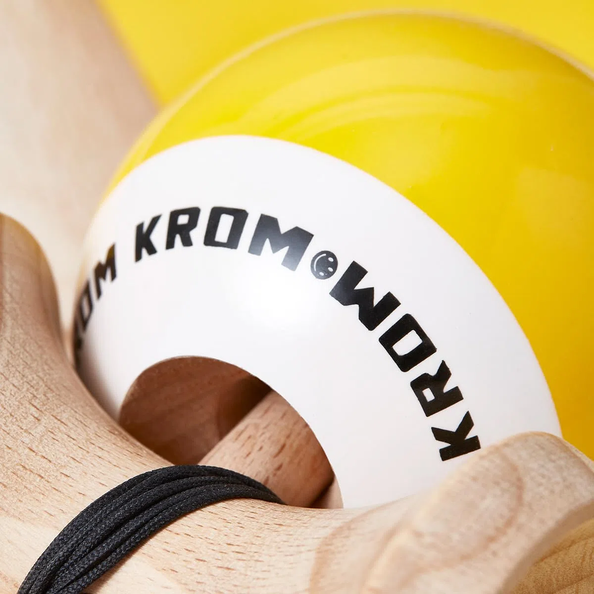 KROM PRO Kendama Originale in Legno per Principianti ed esperti – Pop LOL Giallo – Gioco di abilità per Esterni e Interni – Giocattolo in Legno con Corda e Palla