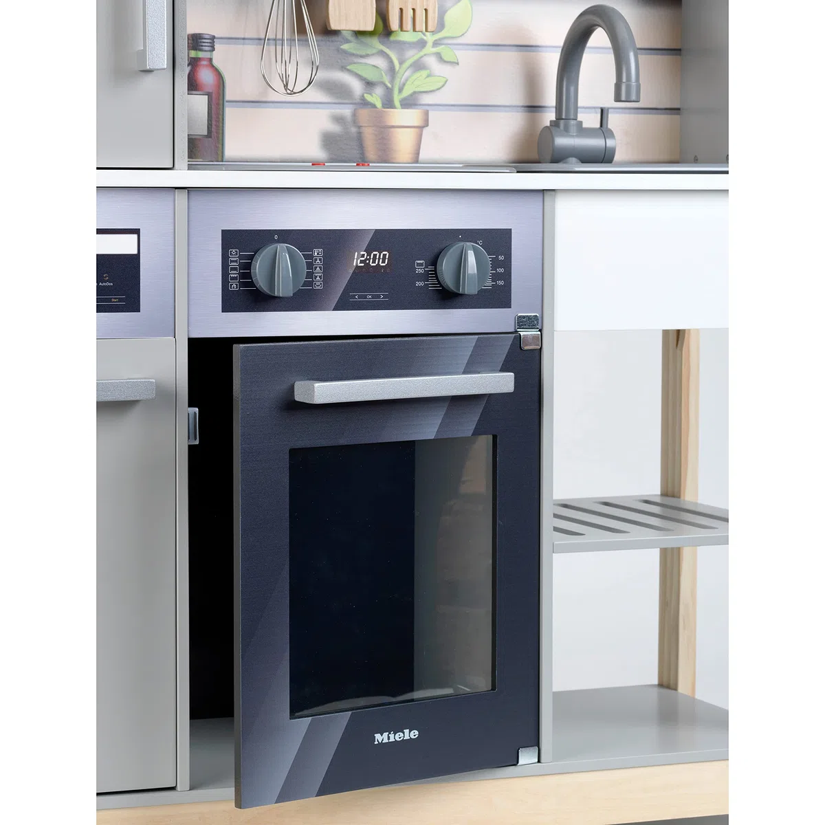 Theo Klein Cucina familiare Miele, in Legno con Fornello, Funzione Luci e Suoni, Forno a Microonde, Frigorifero con distributore di Cubetti di Ghiaccio, Accessori da Cucina, Giocattoli per Bambini 3+