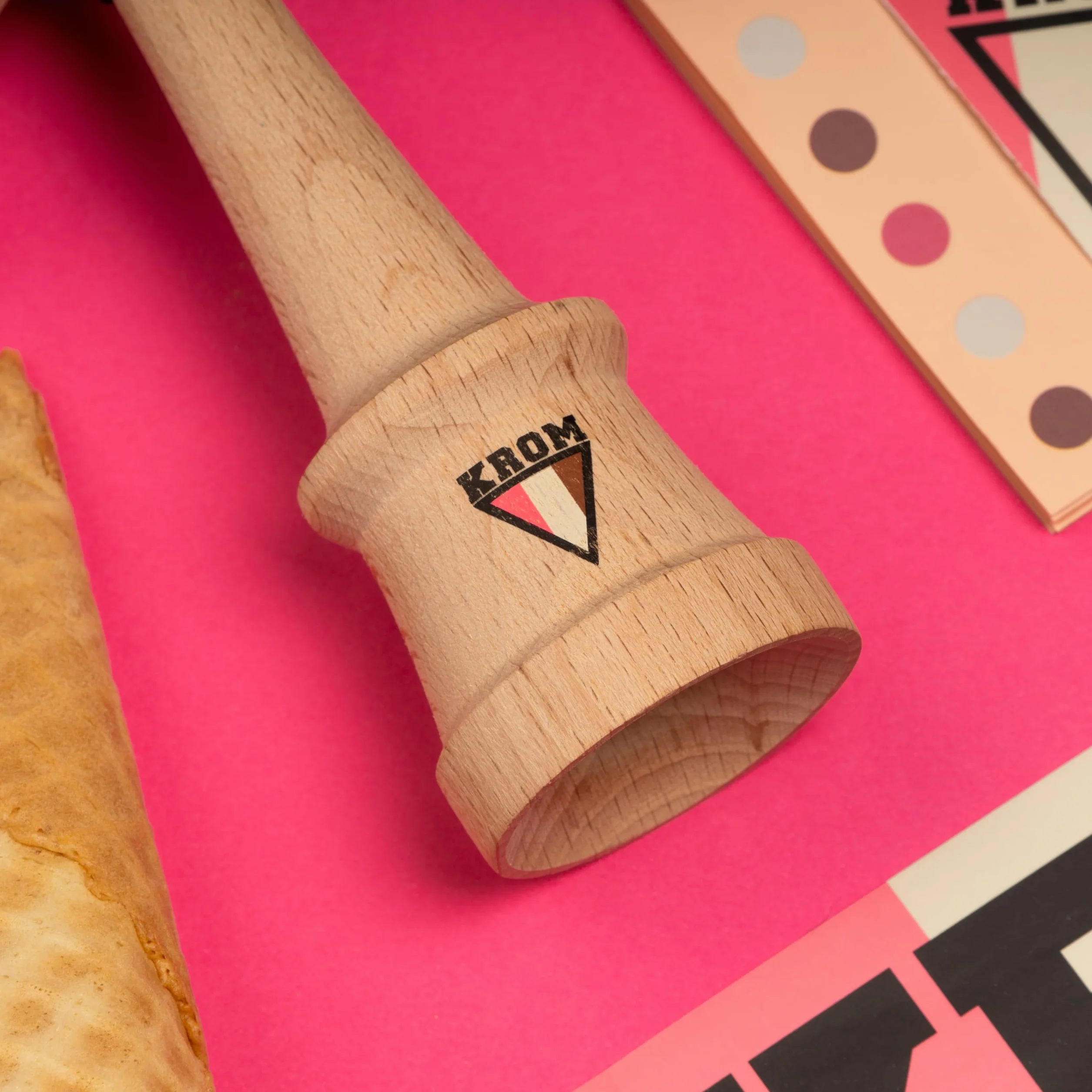 KROM Kendama STROGO Neapolitan Strawberry – Kendama in Legno per Principianti e Giocatori avanzati – Gioco di abilità per Uso Indoor e Outdoor – Giocattolo in Legno con Corda e Sfera