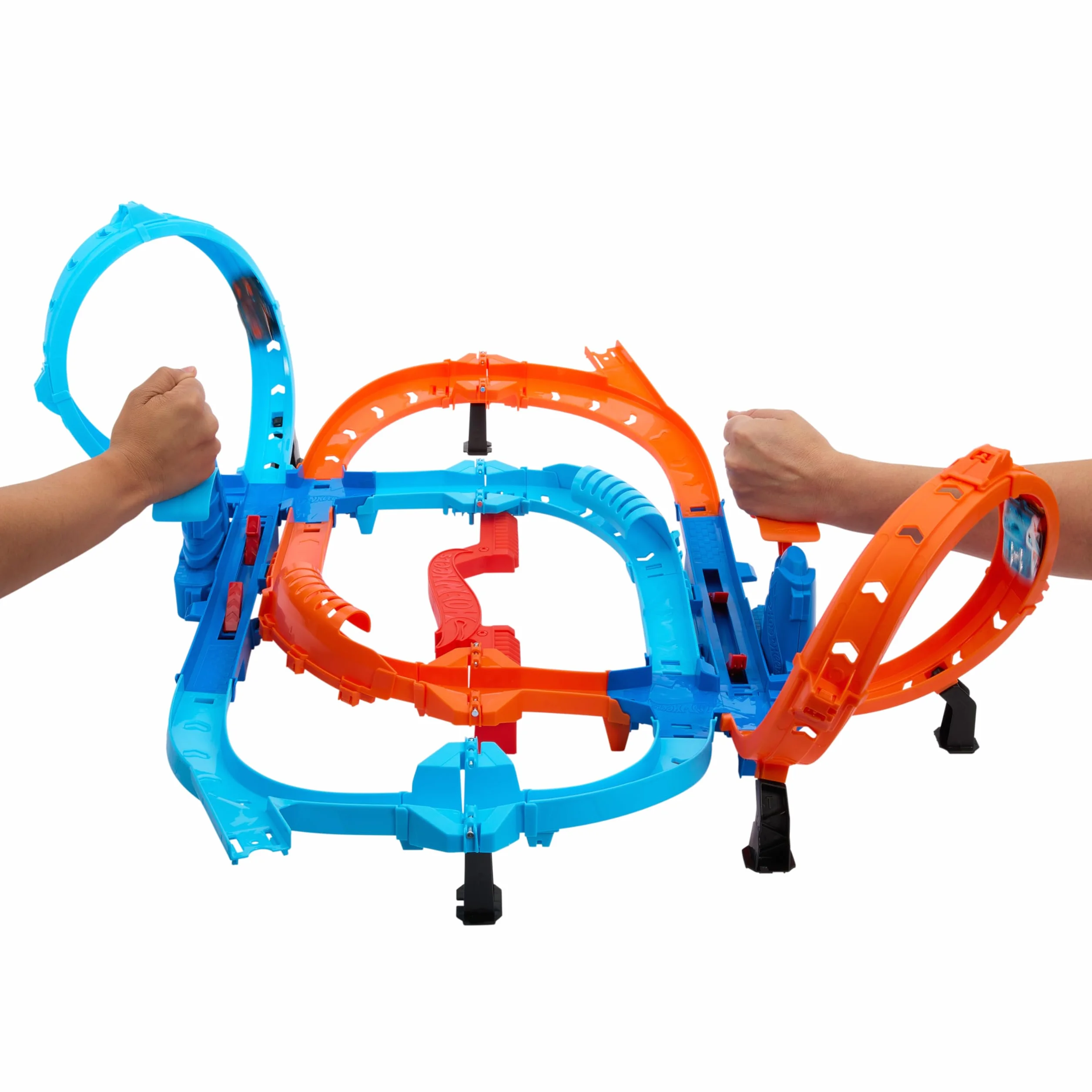 Hot Wheels Ultra Hots - Sfida Turbo Lanci, playset pista con 2 lanciatori azionabili, loop, incroci e zone di scontro, 2 macchinine incluse, giocattolo per bambini, 4+ anni, HXR71