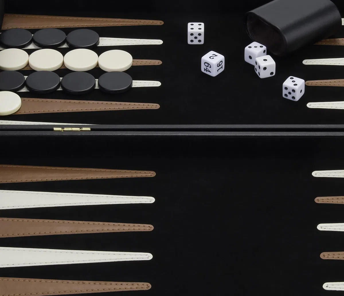 Engelhart - 250504 - Gioco di Backgammon in Legno Deluxe in Custodia Rivestita in Similpelle, 2 Giocatori, 5 Dadi, 2 Tazze e Shuffleboard (Marrone/Avorio 45,7 cm)