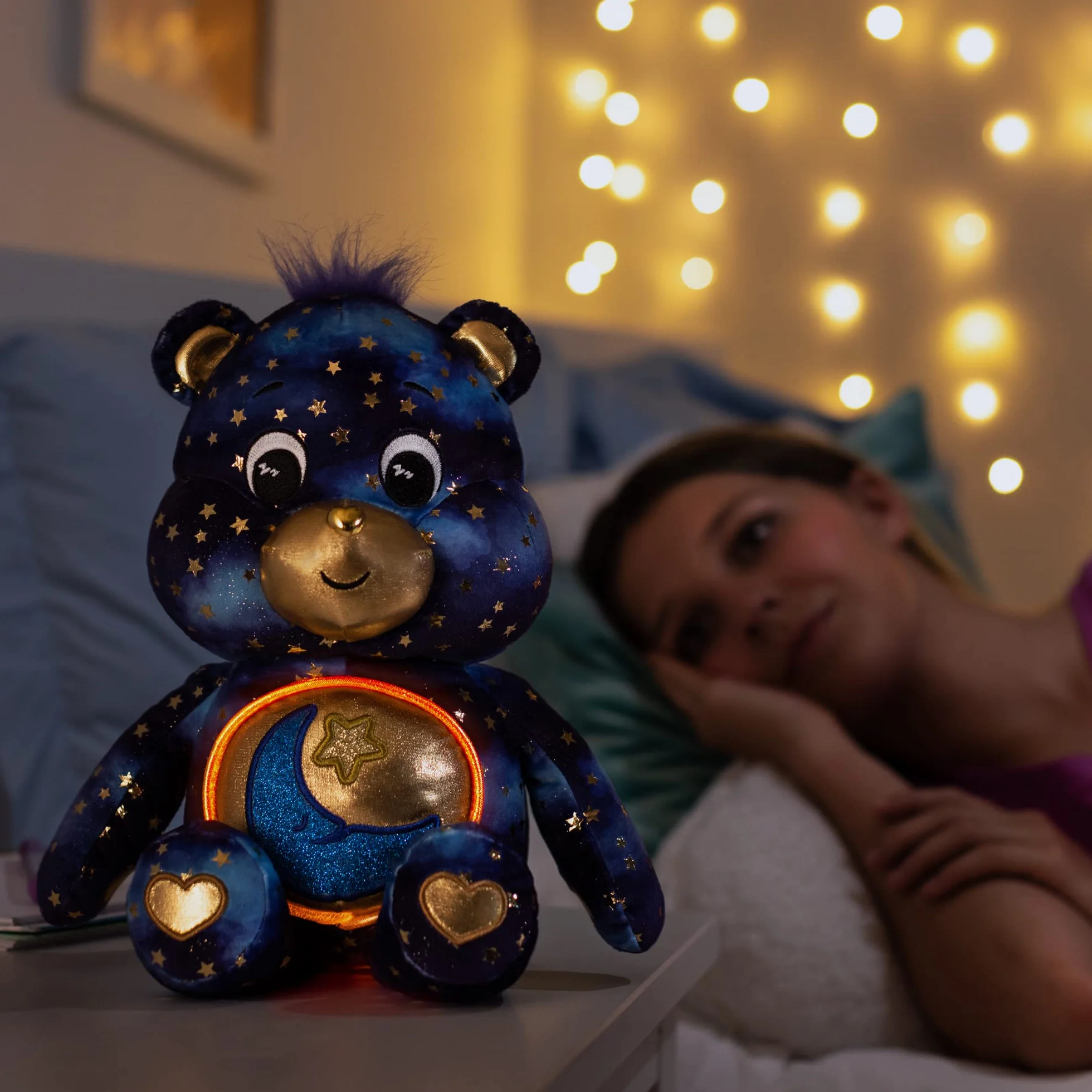 Care Bears Edizione Limitata Peluche Bedtime Bear 35cm con Badge Luminoso, Colore Blu Intenso