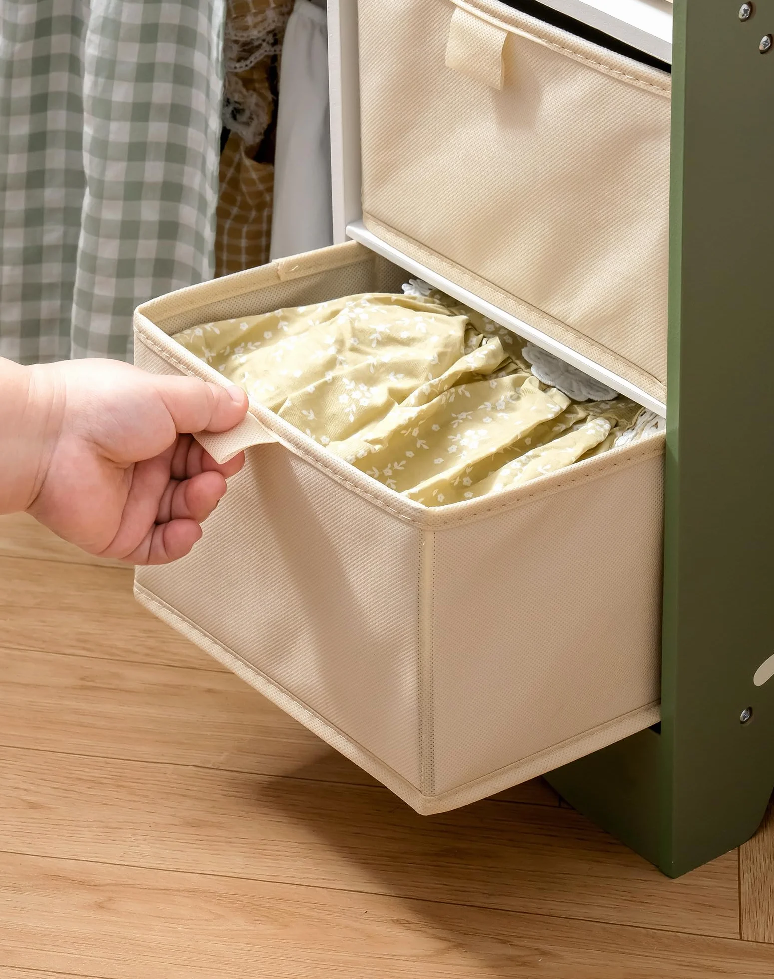 ROBOTIME Mobiletto per Culla in Legno da 22" con Ripostiglio - Verde e Beige per Accessori, Vestiti e Biancheria della Bambola - Mobili per Bambole, Regalo Perfetto dai 3 Anni