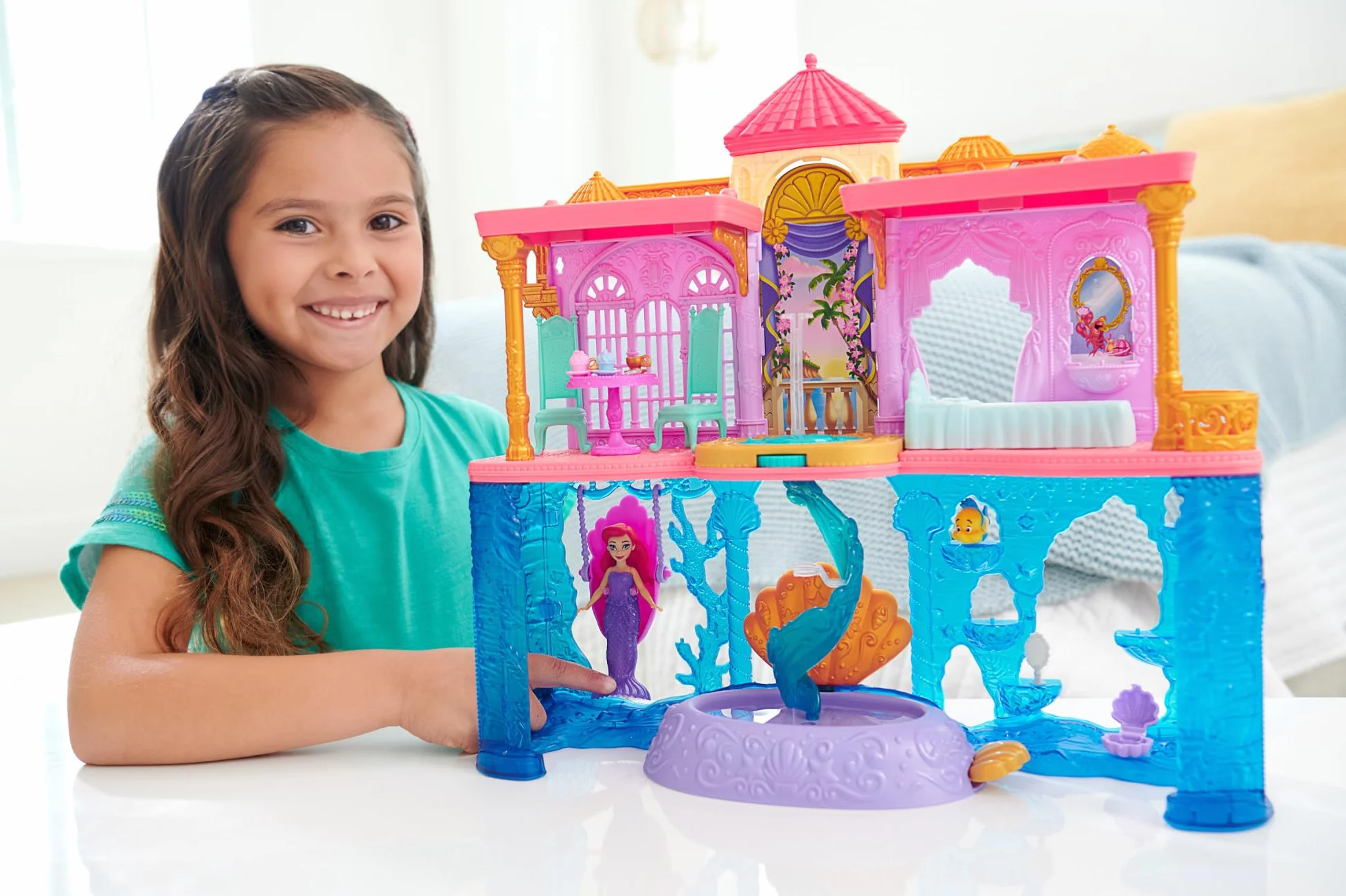 Mattel Disney Princess - Il Castello dei Due Mondi di Ariel, Set componibile Ispirato al Film, Mini Bambola e 1 Amico, 12 Accessori, 6 Aree Gioco e Piscina, Giocattolo per Bambini, 3+ Anni, HLW95