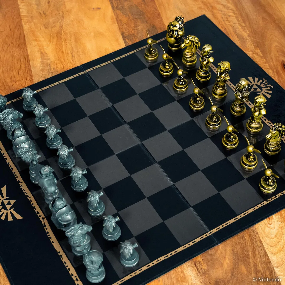 USAopoly The Legend of Zelda Collector's Chess Set – Gioco di Strategia – Per Fan di Zelda – 2 Giocatori | 60+ Minuti | Da 8 Anni in Su – Inglese