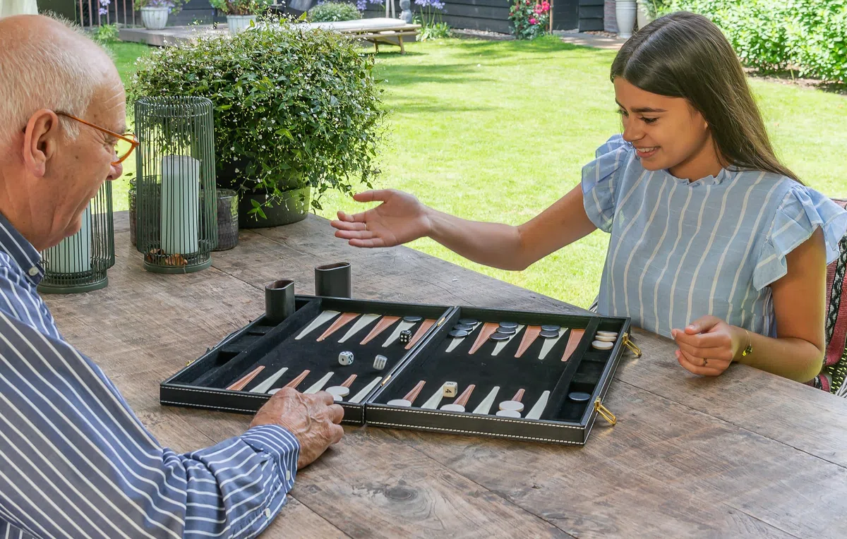 Engelhart - 250504 - Gioco di Backgammon in Legno Deluxe in Custodia Rivestita in Similpelle, 2 Giocatori, 5 Dadi, 2 Tazze e Shuffleboard (Marrone/Avorio 45,7 cm)