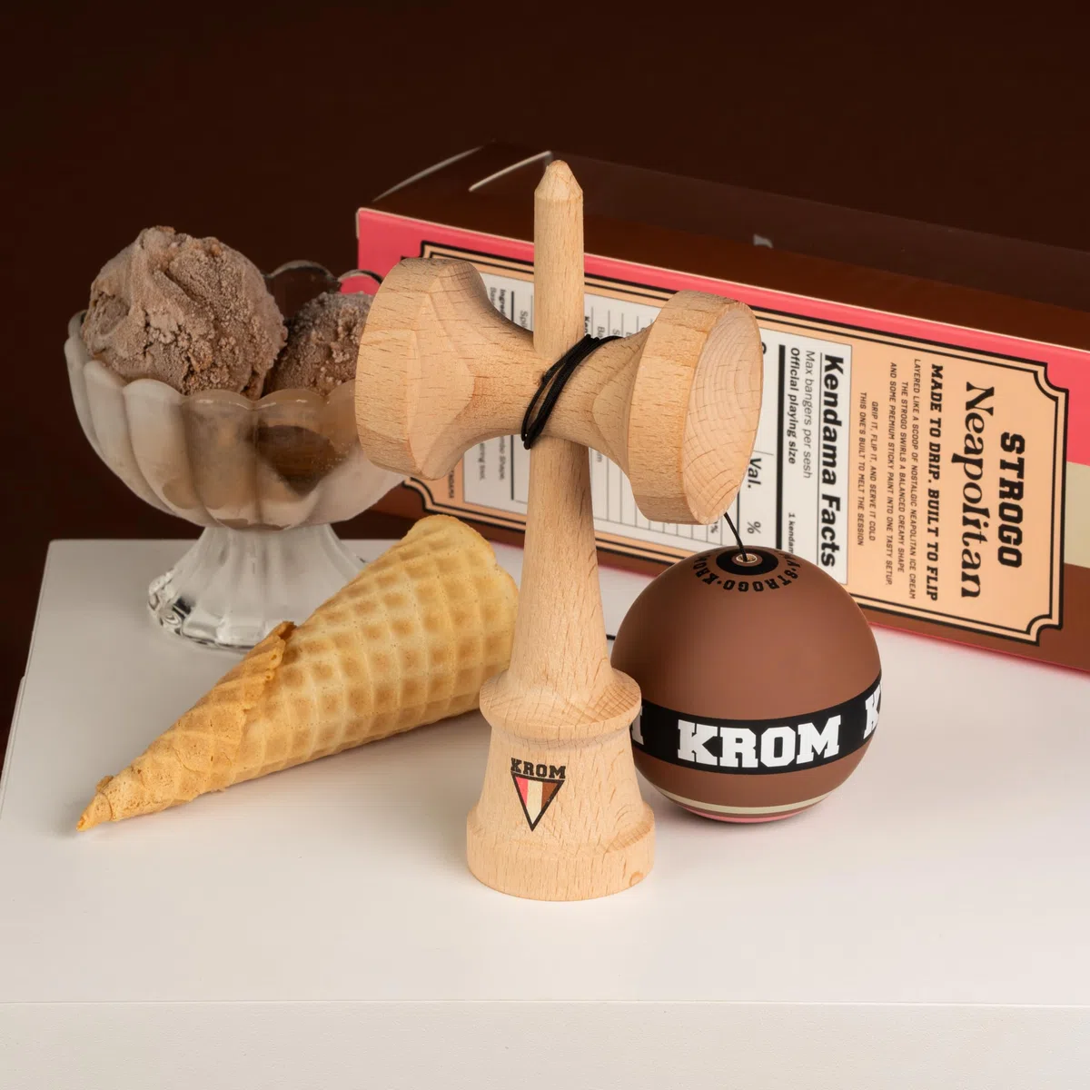 KROM Kendama STROGO Neapolitan Chocolate – Kendama in Legno per Principianti e Giocatori avanzati – Gioco di abilità per Uso Indoor e Outdoor – Giocattolo in Legno con Corda e Sfera