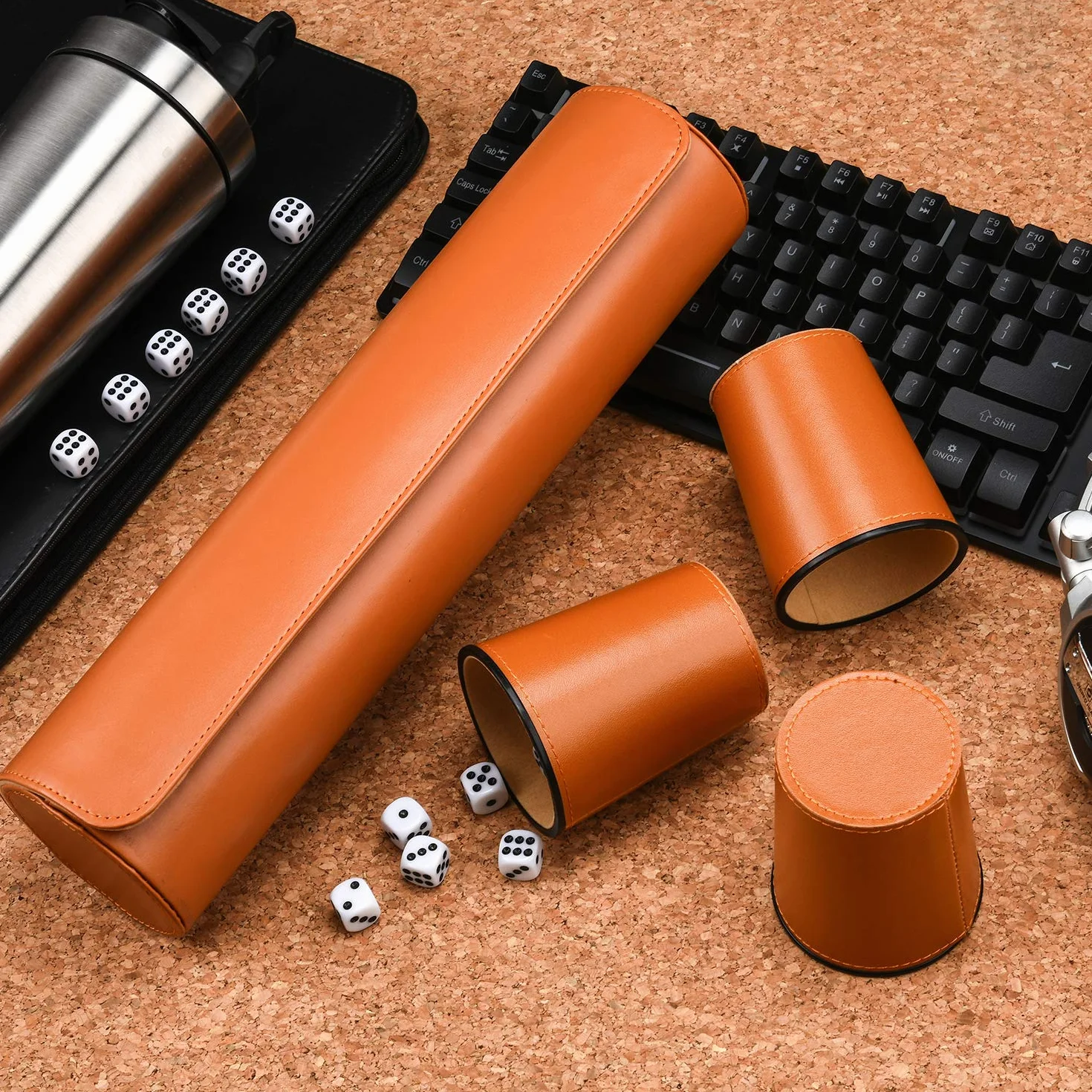 Set di bicchieri per dadi in pelle 5X con 25 dadi, custodia in ecopelle con chiusura magnetica per Farkle Yahtzee