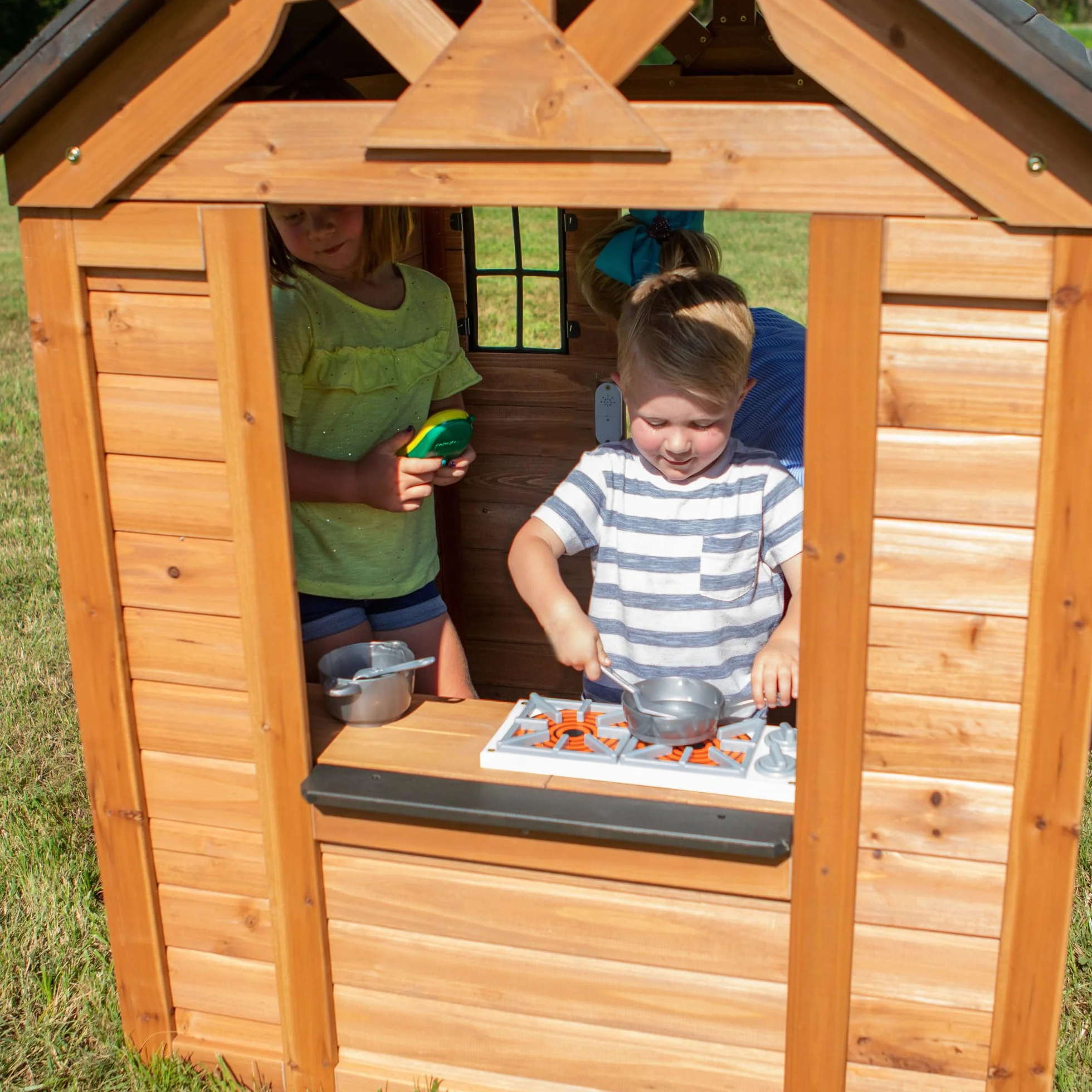Backyard Discovery Casetta giocattolo Sweetwater in legno per bambini all'aperto con finestre marrone e nero