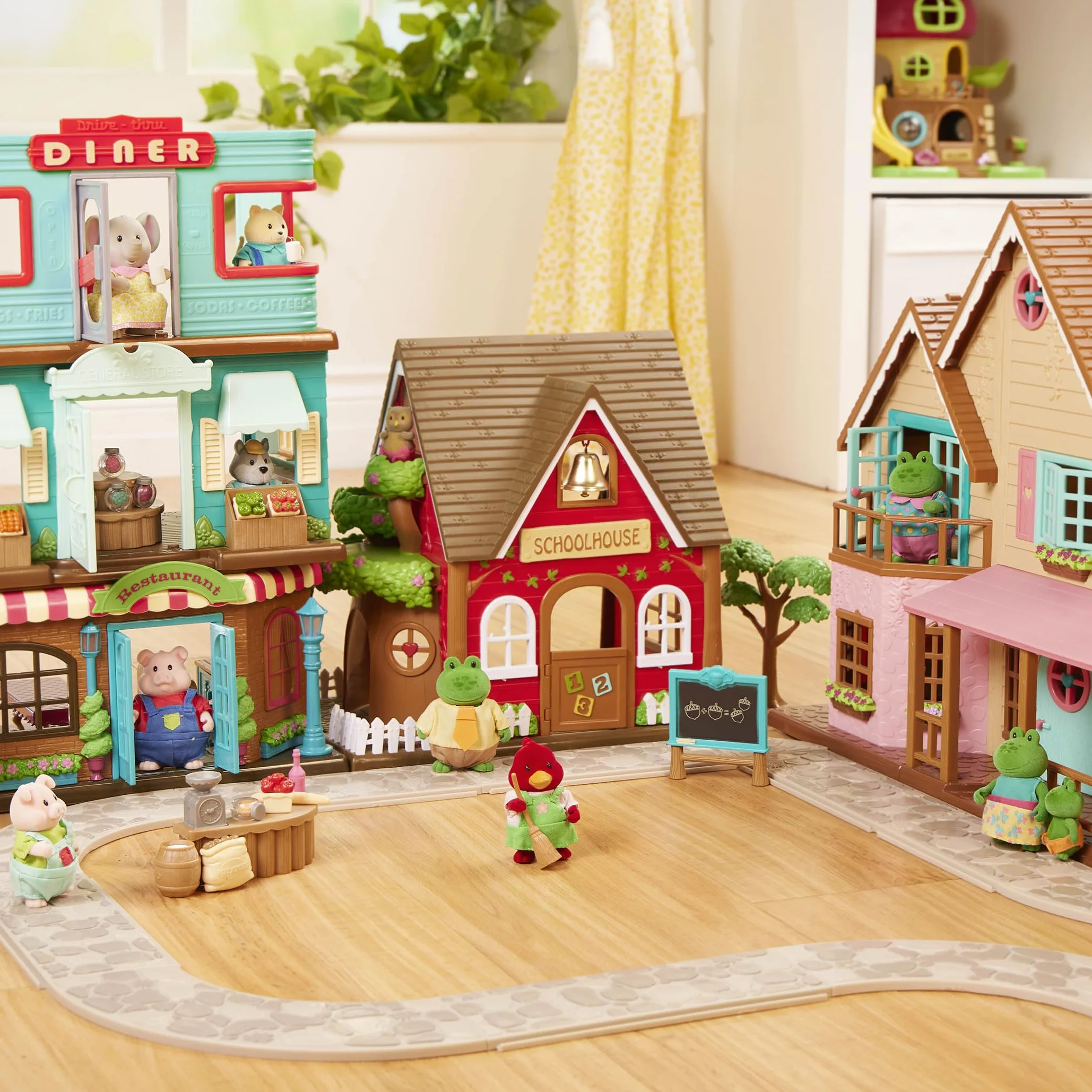 Li'L Woodzeez - Honeysuckle Hillside Cottage - Set di giocattoli da 20 pezzi con casetta per giochi, mobili e accessori - Case in miniatura e set da gioco per bambini dai 3 anni in su