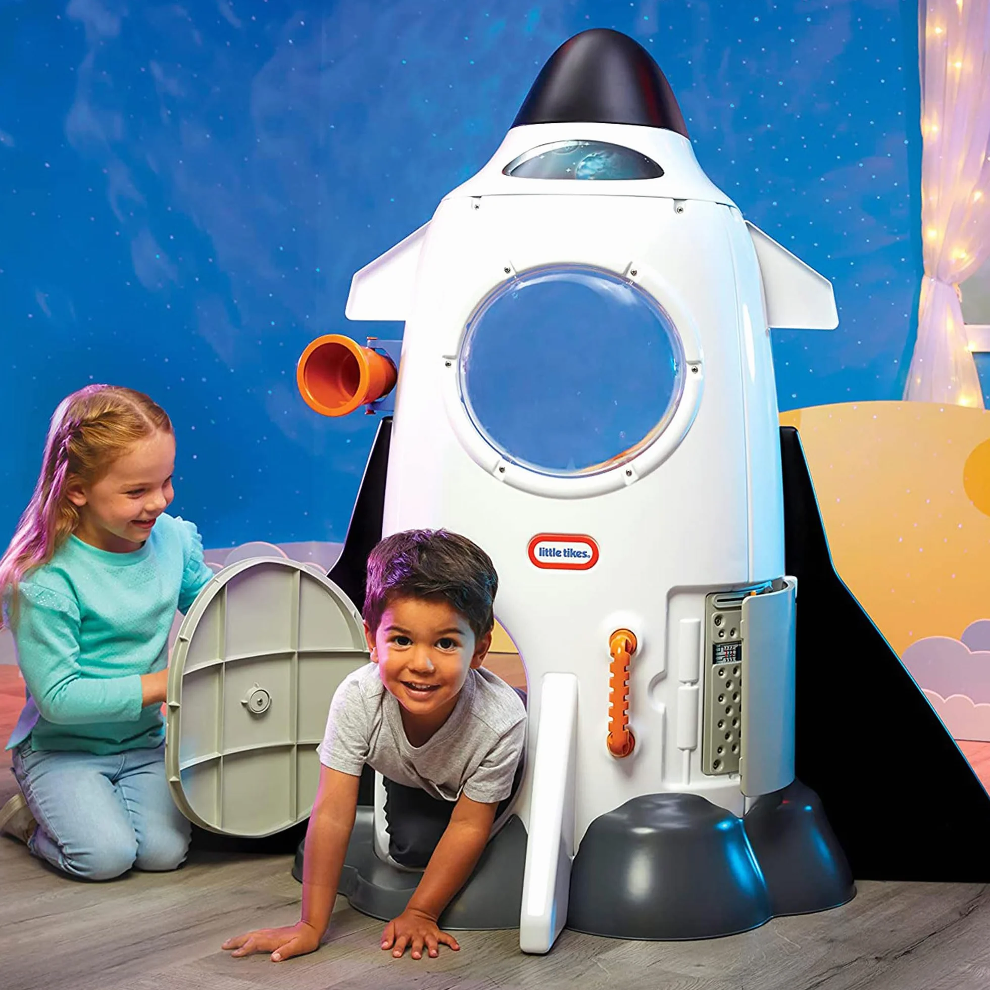 Little Tikes Adventure Rocket; Include un Sedile, Strumenti per lo Spazio, Telescopio, Sportello di Uscita e Accessori Divertenti; Con Luci e Suoni Realistici; Sono Richieste le Batterie; Età: 2+