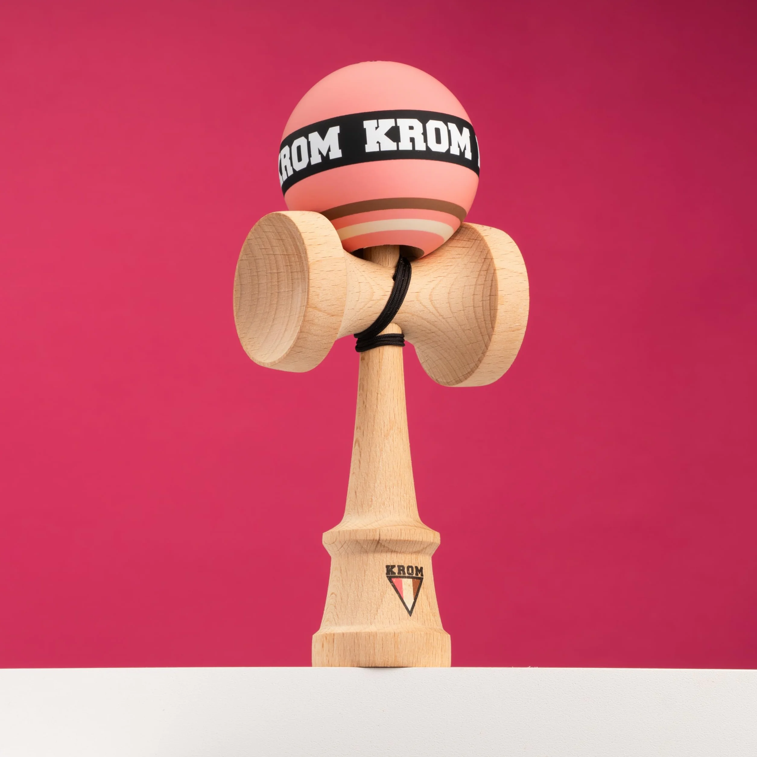 KROM Kendama STROGO Neapolitan Strawberry – Kendama in Legno per Principianti e Giocatori avanzati – Gioco di abilità per Uso Indoor e Outdoor – Giocattolo in Legno con Corda e Sfera