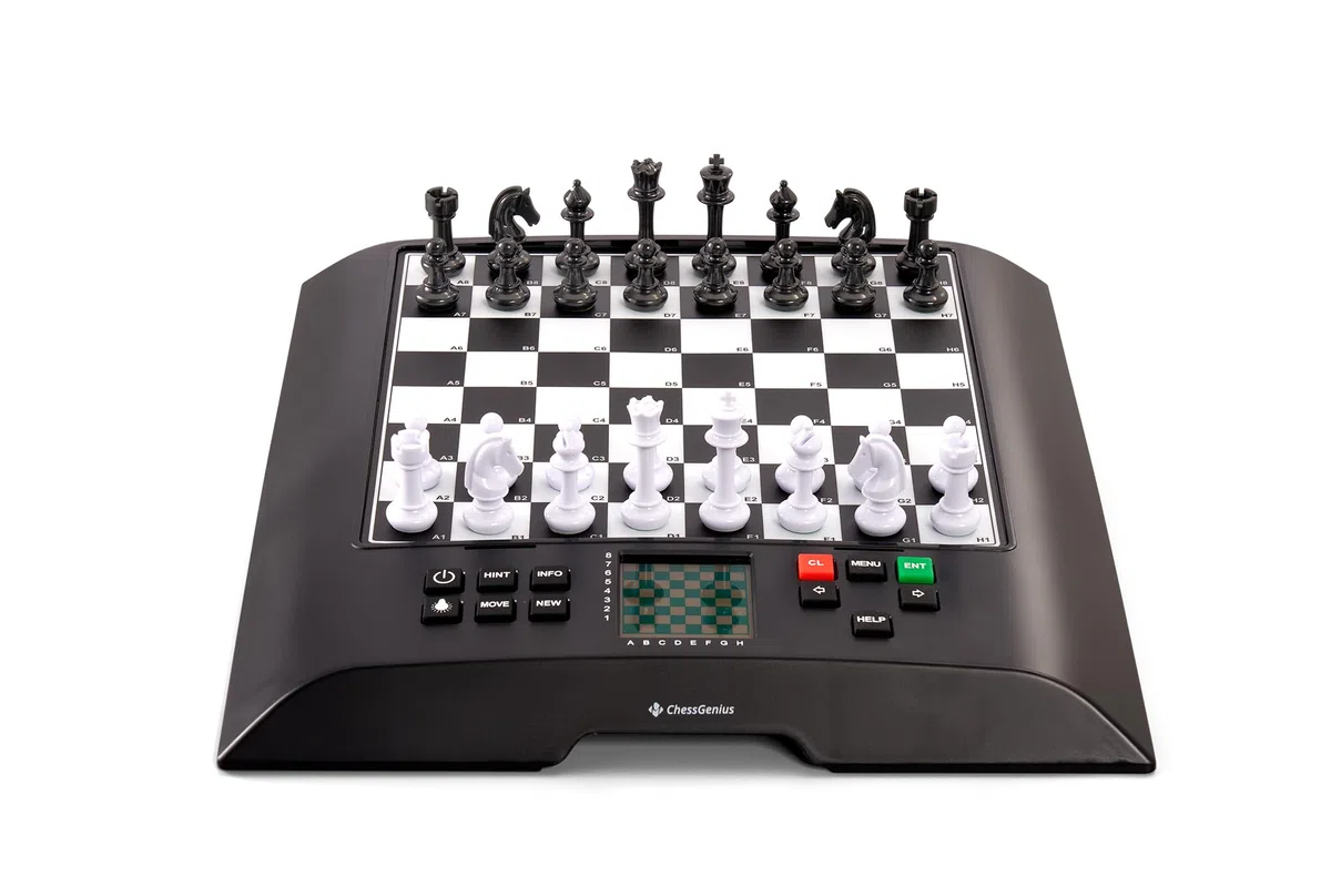 MILLENNIUM ChessGenius - la scacchiera elettronica con il software di Richard Lang. Per principianti e giocatori esperti. Una delle scacchiere elettroniche più potenti di sempre con più di 2000 ELO
