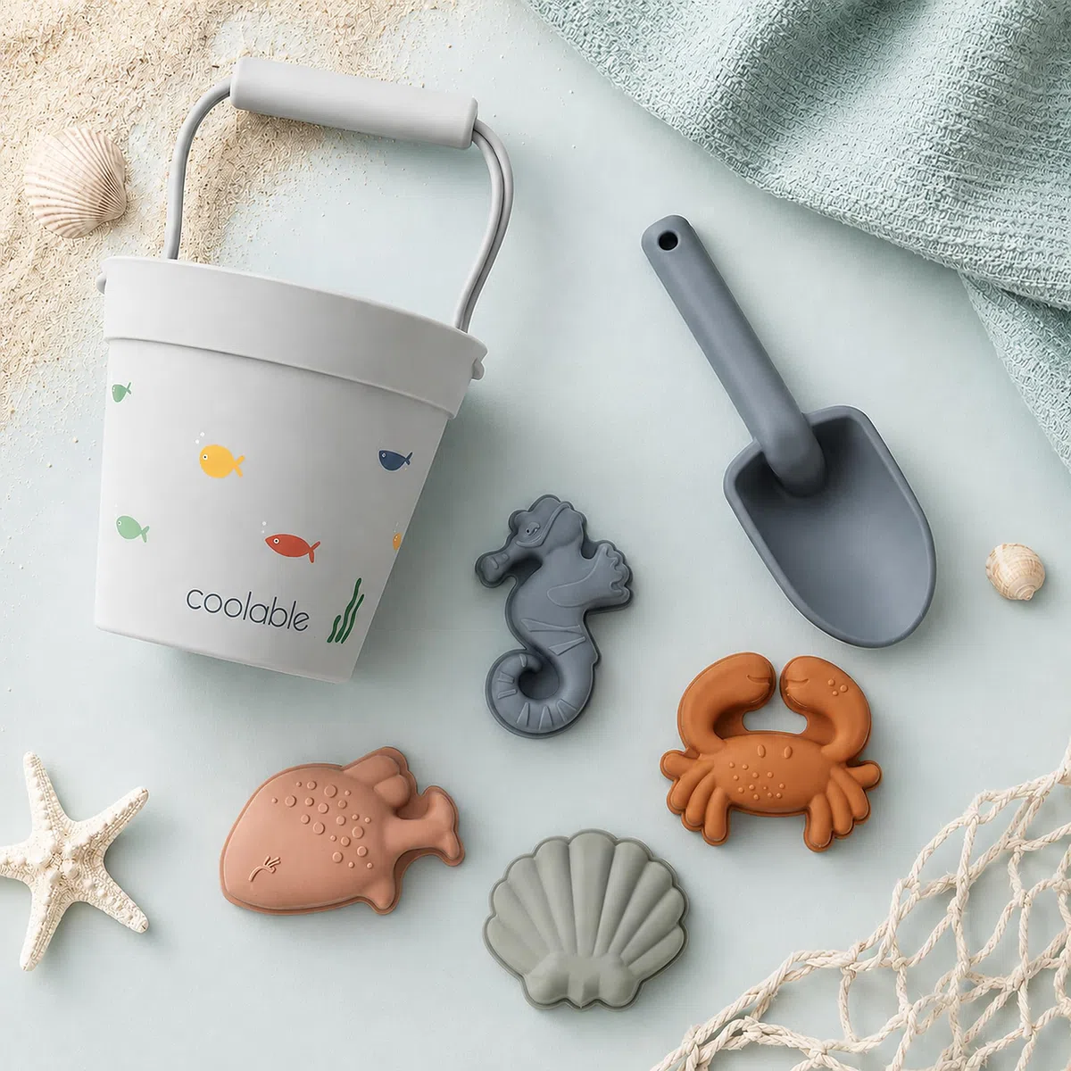 Set di 6 Giocattoli da Spiaggia in Silicone per Bambini - Secchiello Pieghevole, Paletta, 4 Formine e Borsa a Rete - Creature Marine
