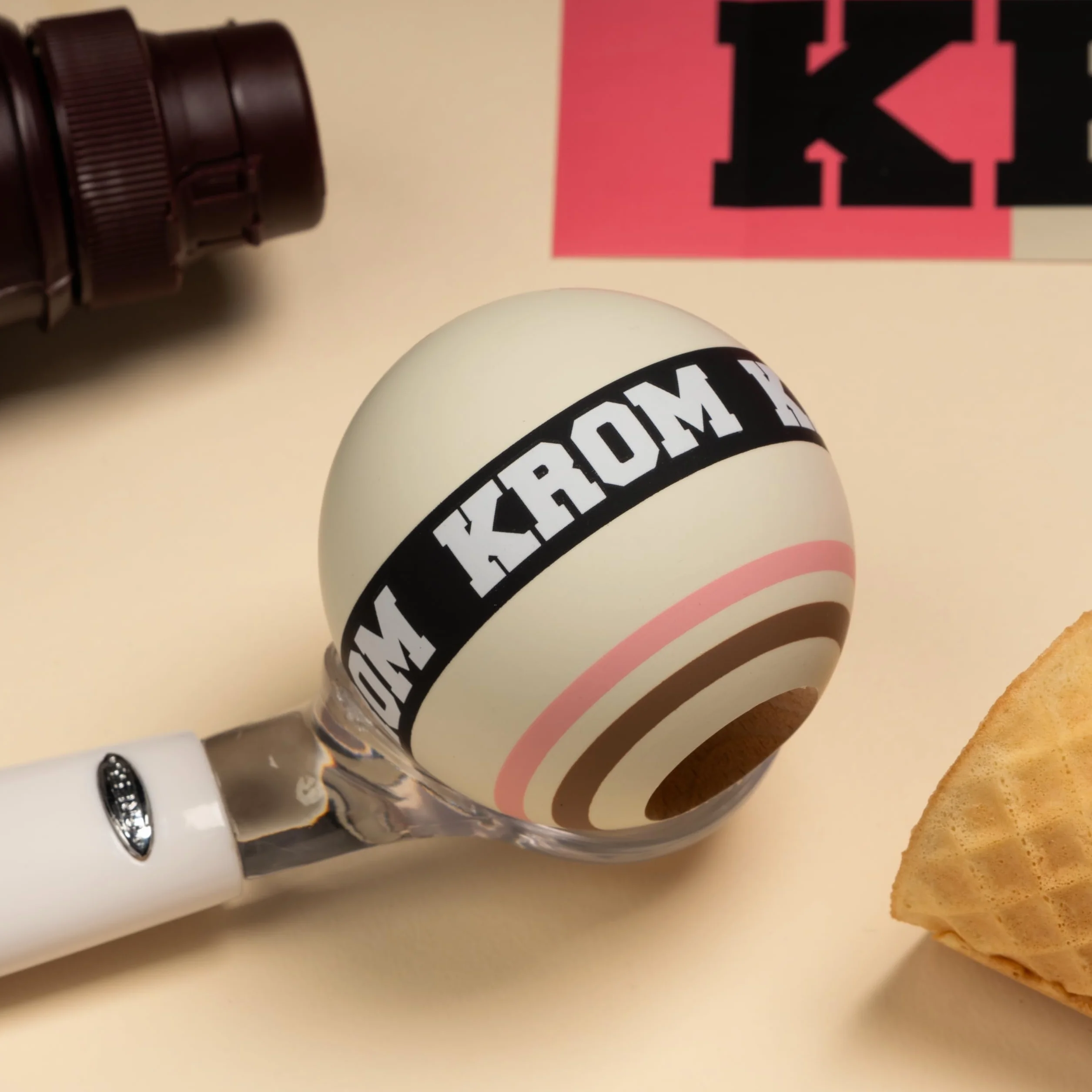 KROM Kendama STROGO Neapolitan Vanilla – Kendama in Legno per Principianti e Giocatori avanzati – Gioco di abilità per Uso Indoor e Outdoor – Giocattolo in Legno con Corda e Sfera
