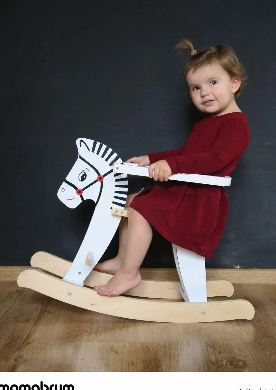 Cavallo a dondolo in legno mamabrum con barriere di sicurezza rimovibili - Giocattolo tradizionale per bambini dai 12 mesi - Alternativa sicura ed ecologica ai giochi da giardino