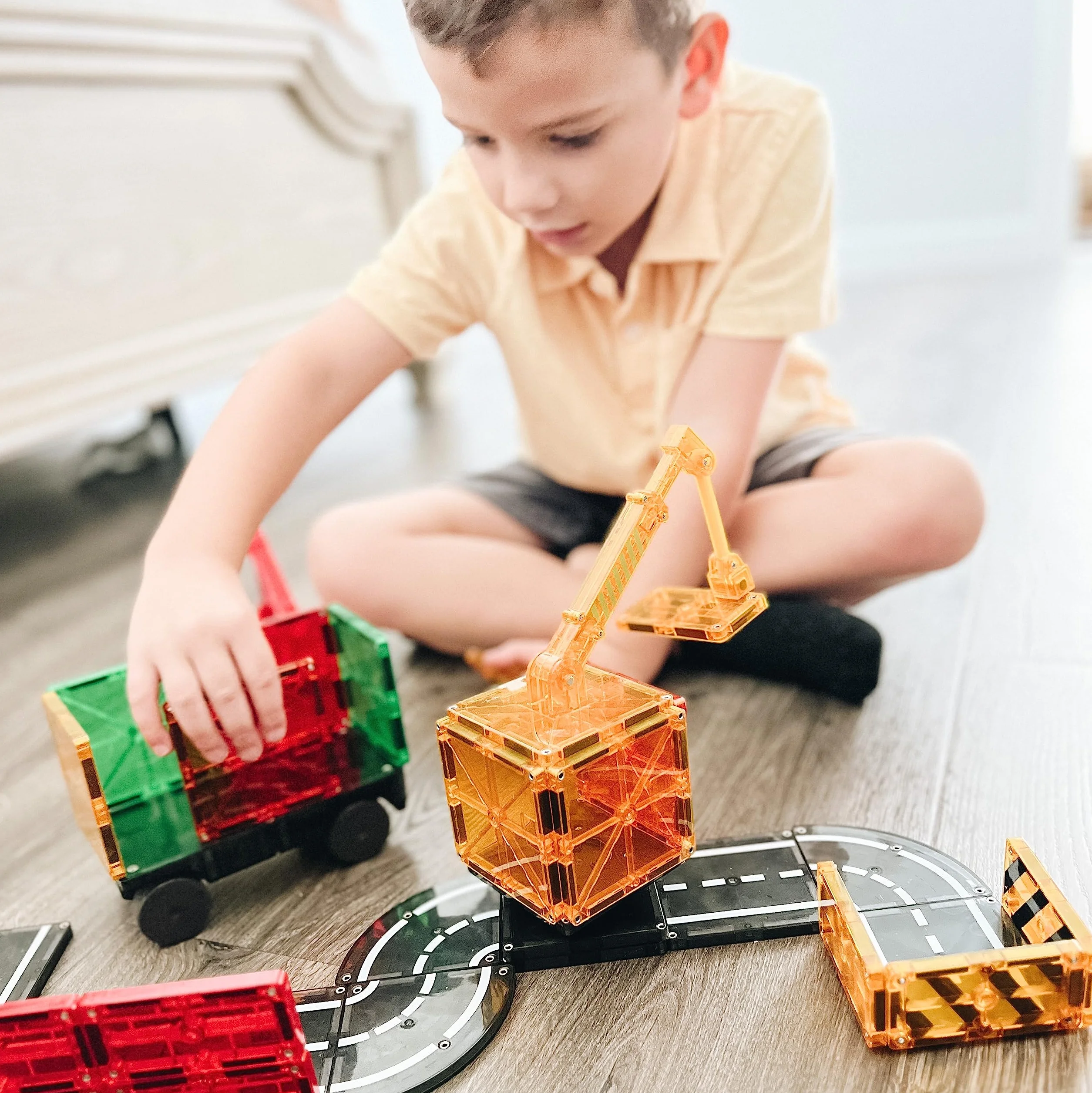 Magna-Tiles Builder - Cassetta magnetica da 32 pezzi, con pannelli stradali, gru e veicoli, dai 3 anni in su, giocattolo STEAM per la costruzione creativa, kit compatibile