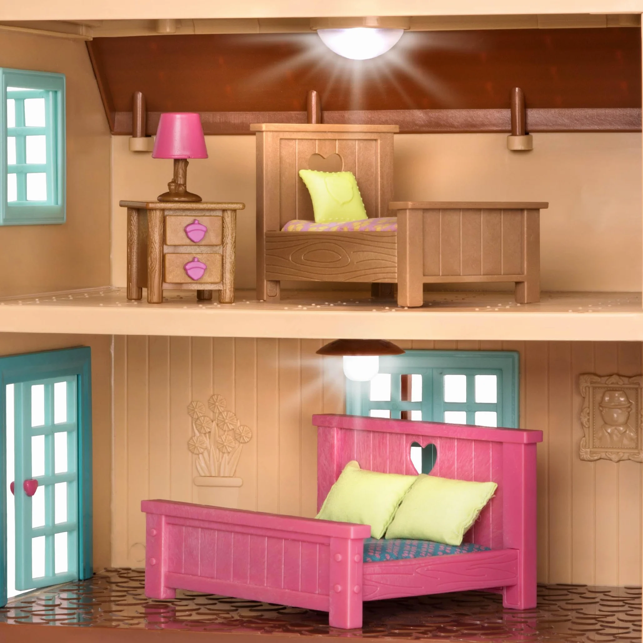 Li'L Woodzeez - Honeysuckle Hillside Cottage - Set di giocattoli da 20 pezzi con casetta per giochi, mobili e accessori - Case in miniatura e set da gioco per bambini dai 3 anni in su