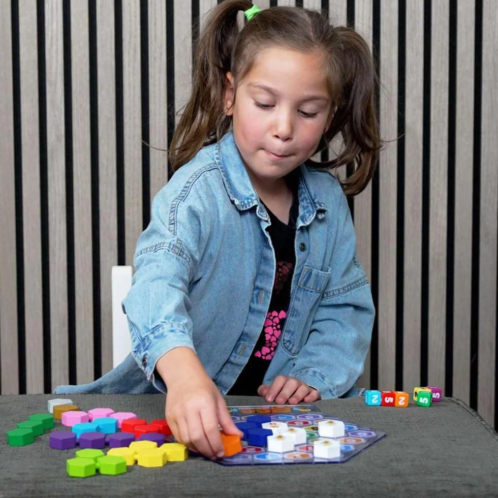 The Happy Puzzle Company Bee Genius Game - 46.656 sfide puzzle per i puzzle più giovani - Puzzle di logica STEM Risorse educative per l'apprendimento precoce - Giochi intelligenti per bambini e