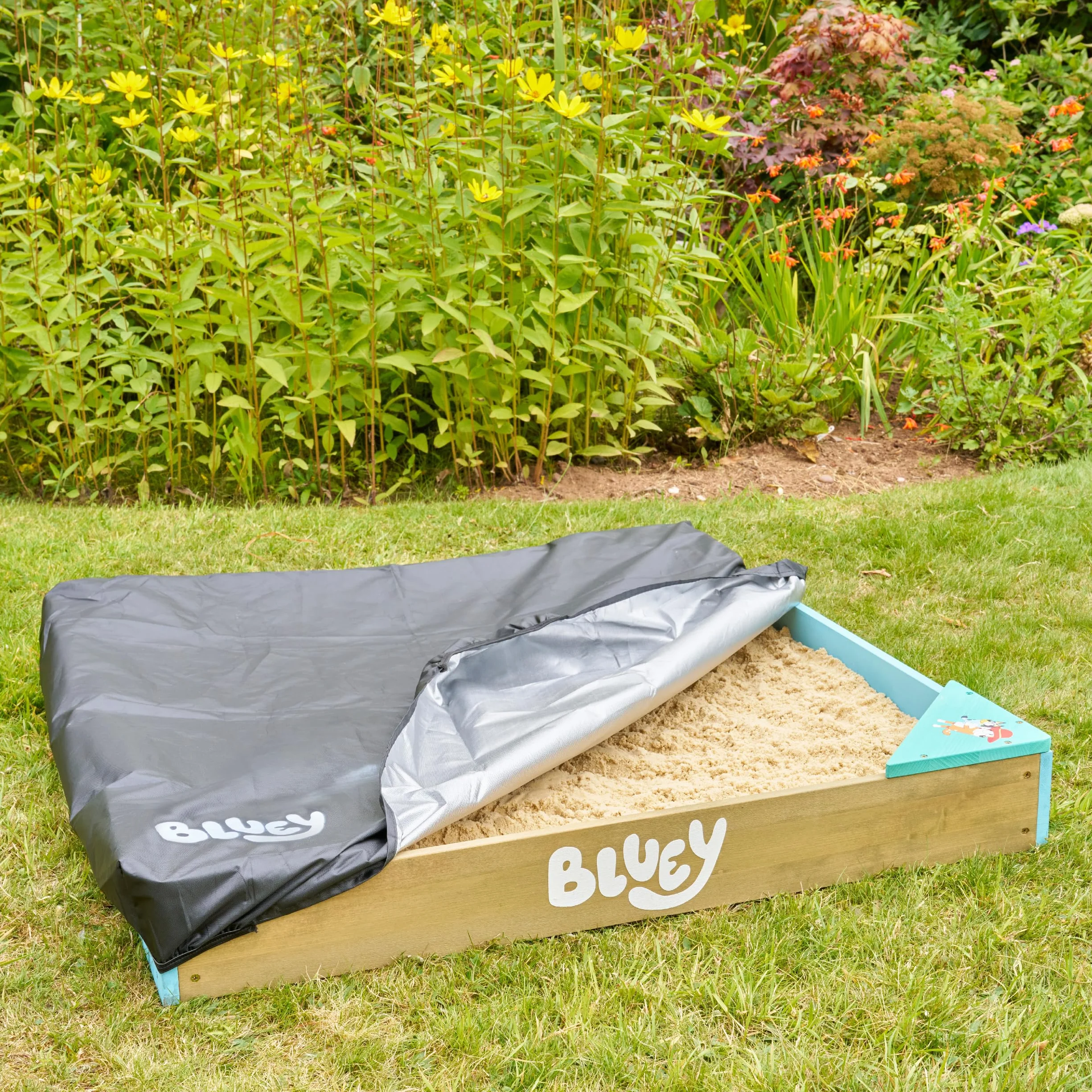 Bluey Sabbiera in legno con copertura, certificata FSC, per bambini, con sedili angolari, rivestimento poroso per acqua, copertura protettiva per giochi all'aperto, età 2+