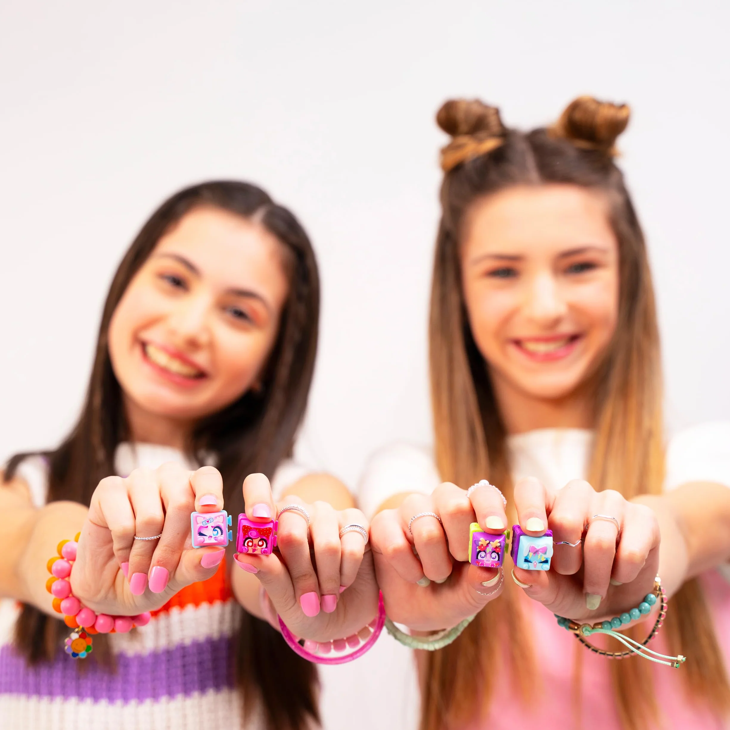 Goliath - CLICKEEZ KeyBoard MegaPack - 1 tastiera + 15 Tasti Kawaii + 1 portachiavi - Keycaps da cliccare - 70 personaggi da collezione - ASMR Fidget Toy - Idea regalo dai 6 anni in su