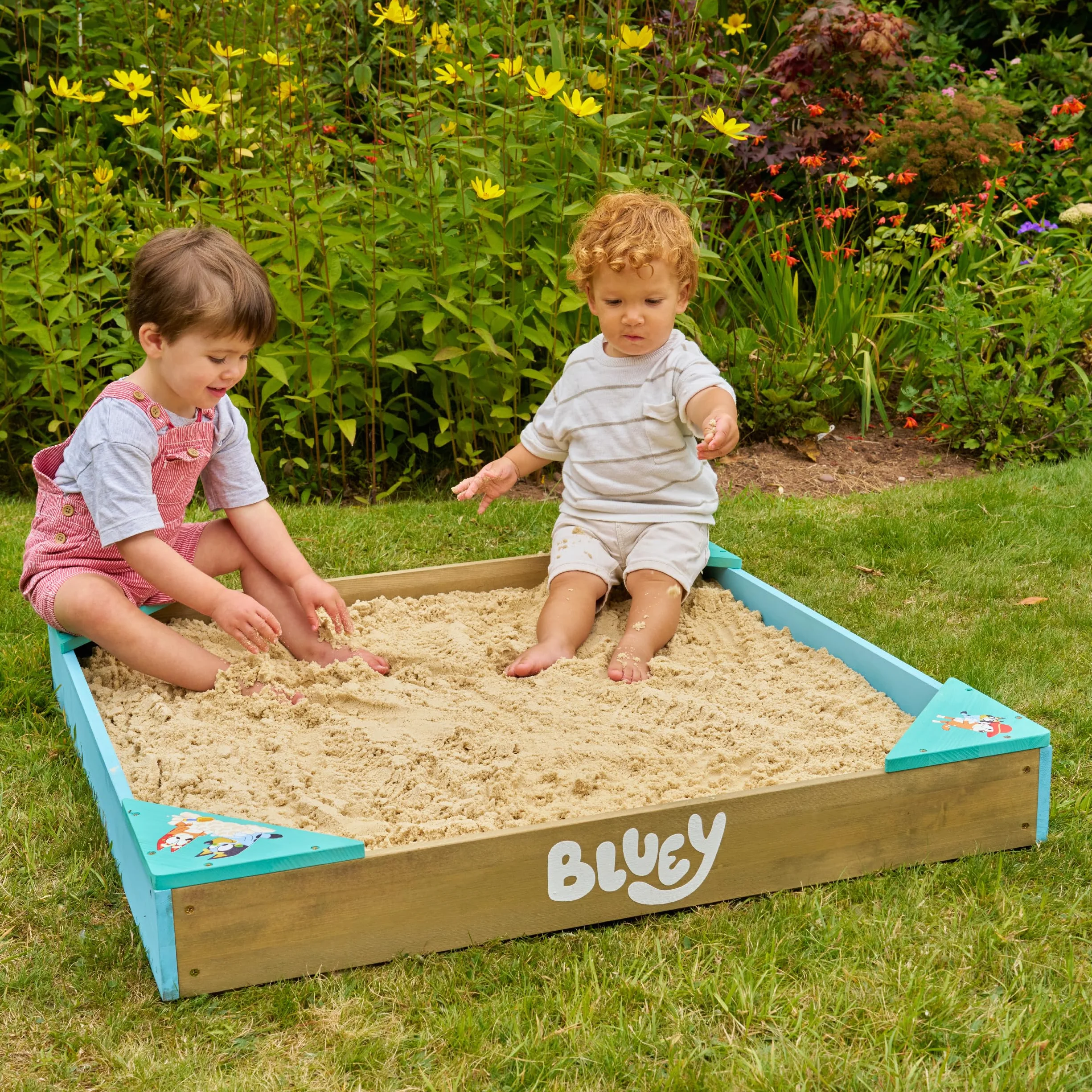Bluey Sabbiera in legno con copertura, certificata FSC, per bambini, con sedili angolari, rivestimento poroso per acqua, copertura protettiva per giochi all'aperto, età 2+