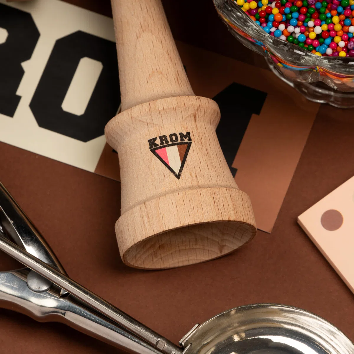 KROM Kendama STROGO Neapolitan Chocolate – Kendama in Legno per Principianti e Giocatori avanzati – Gioco di abilità per Uso Indoor e Outdoor – Giocattolo in Legno con Corda e Sfera