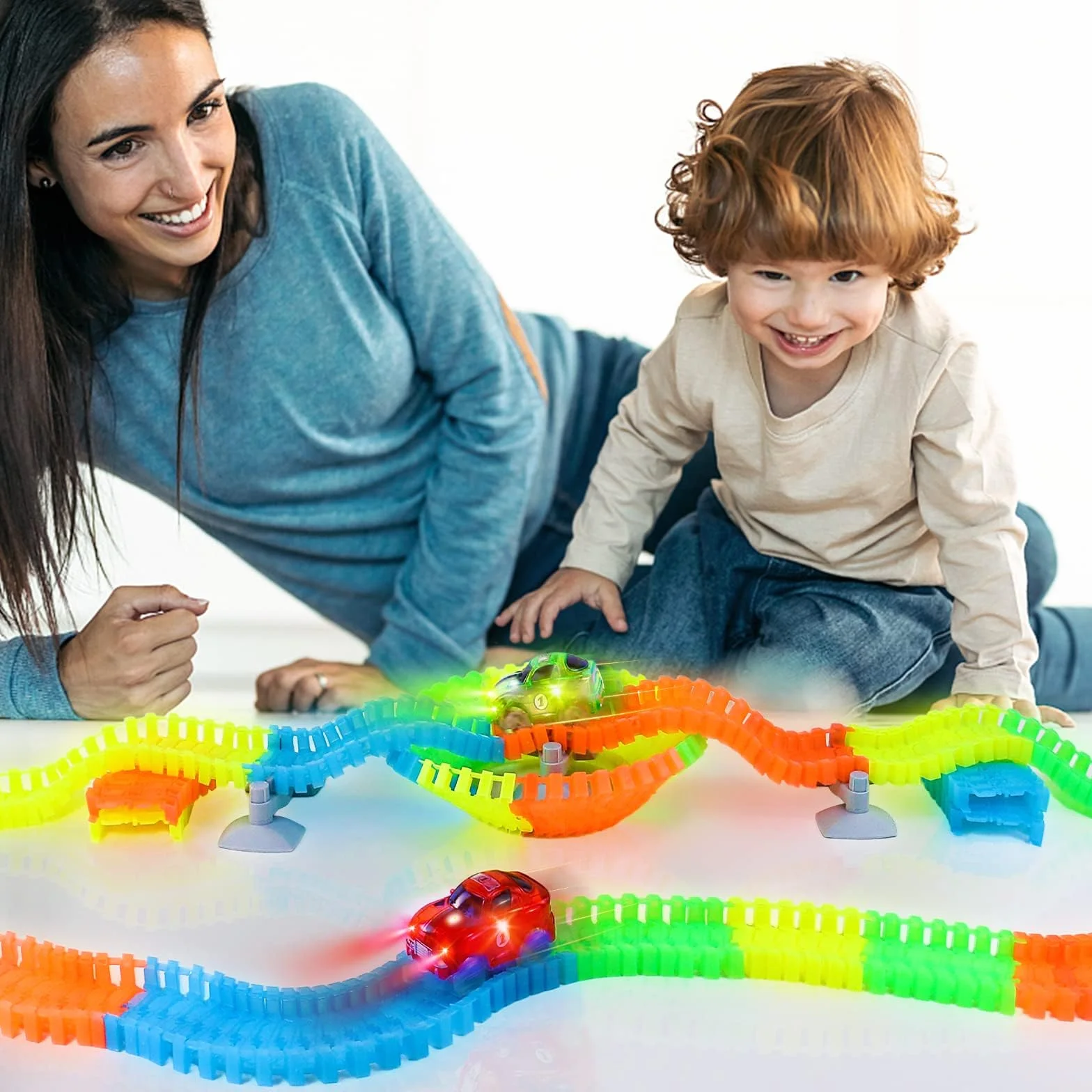 Pista Macchinine Luminosa Elettriche Auto Giocattolo Flessibile Pista Macchinine Colorate Carrera 240 Pezzi con 2 Glow Cars Macchinine Giocattolo per Bambini 3 4 5 6 Anni