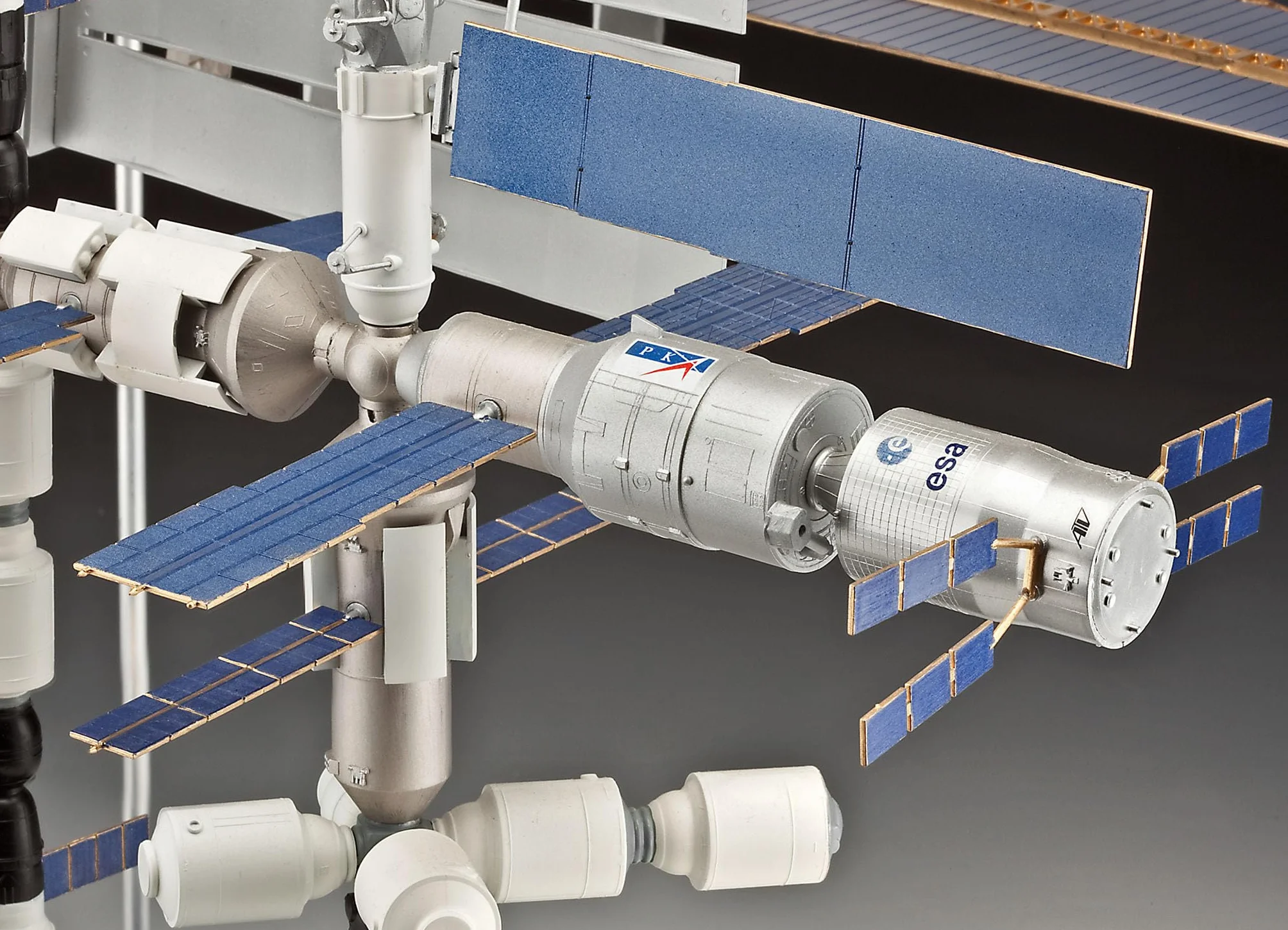 Revell Set regalo 25th Anniversary ISS Platinum Edition I Int. Stazione spaziale I 250 pezzi I Scala 1:144 I per bambini e adulti dai 13 anni in su