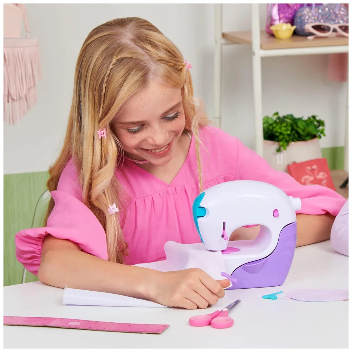 Cool Maker Stitch 'N Style Fashion Studio , Macchina da Cucire per bambini e bambine , Filo da cucire pre-inserito, tessuto e stampe ad acqua , Giochi creativi per bambini e bambine dagli 8 anni