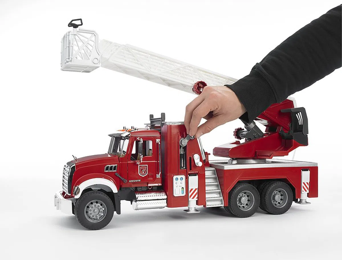 bruder 02821 - Autoscala MACK Granite con pompa, veicolo d'emergenza, camion dei pompieri