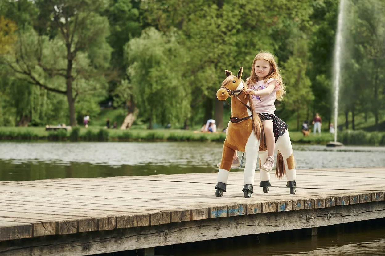 PONNIE Cavallo Giocattolo Misty M con Ruote per Bambini 5-12 Anni (50 kg) – Cavallo Cavalcabile Senza Batterie – Altezza 107 cm – Sella Rimovibile – Criniera e Coda Pettinabili