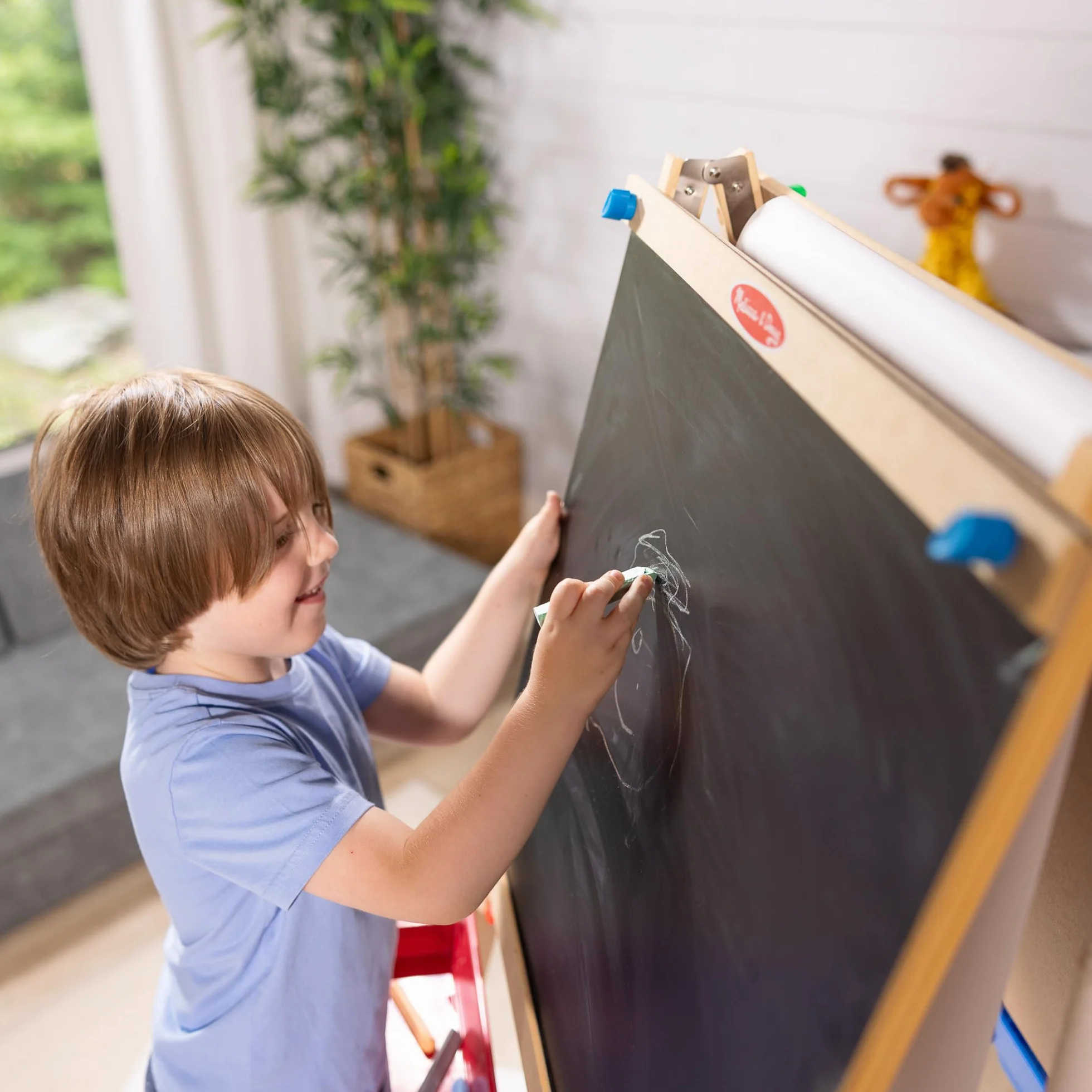 Melissa & Doug Set artistico con cavalletto in legno | Cavalletto per lavori creativi e artistici per bambini dai 3 ai 8 anni | Cavalletto con lavagna per bimbi | Lavagne per pennarelli e gessi