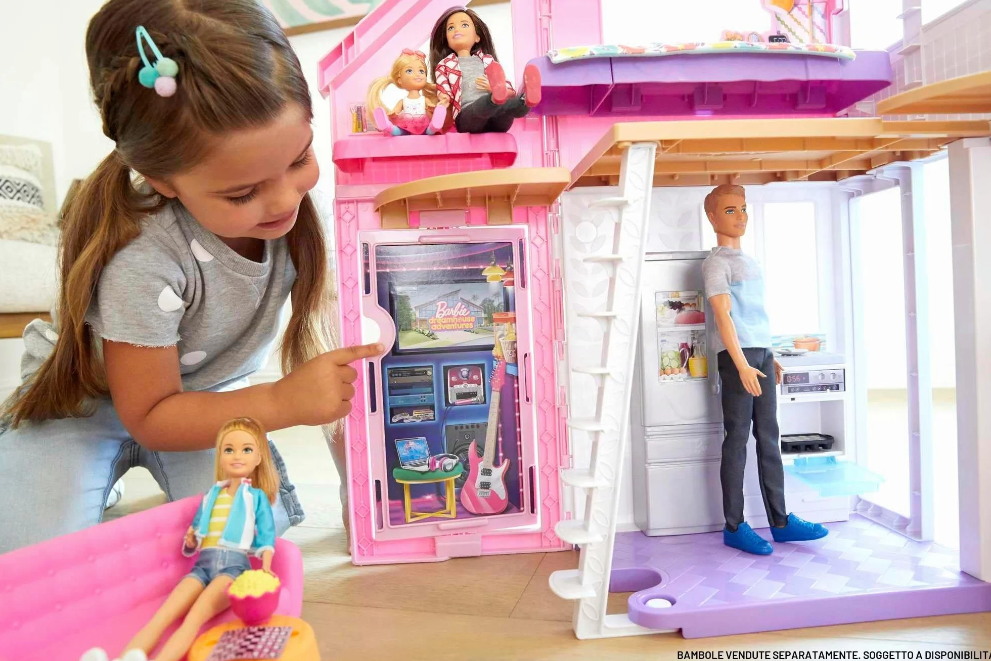 Barbie - Casa di Malibu - Casa di Barbie Malibu - Playset Trasformabile con Plug-and-Play - Oltre 25 Accessori - 60 Cm - Regalo per Bambini da 3+ Anni, FXG57