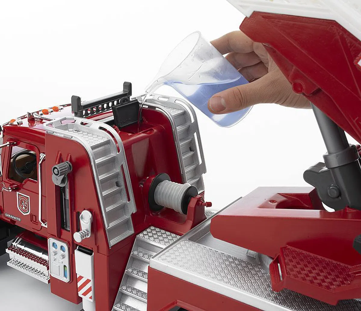 bruder 02821 - Autoscala MACK Granite con pompa, veicolo d'emergenza, camion dei pompieri
