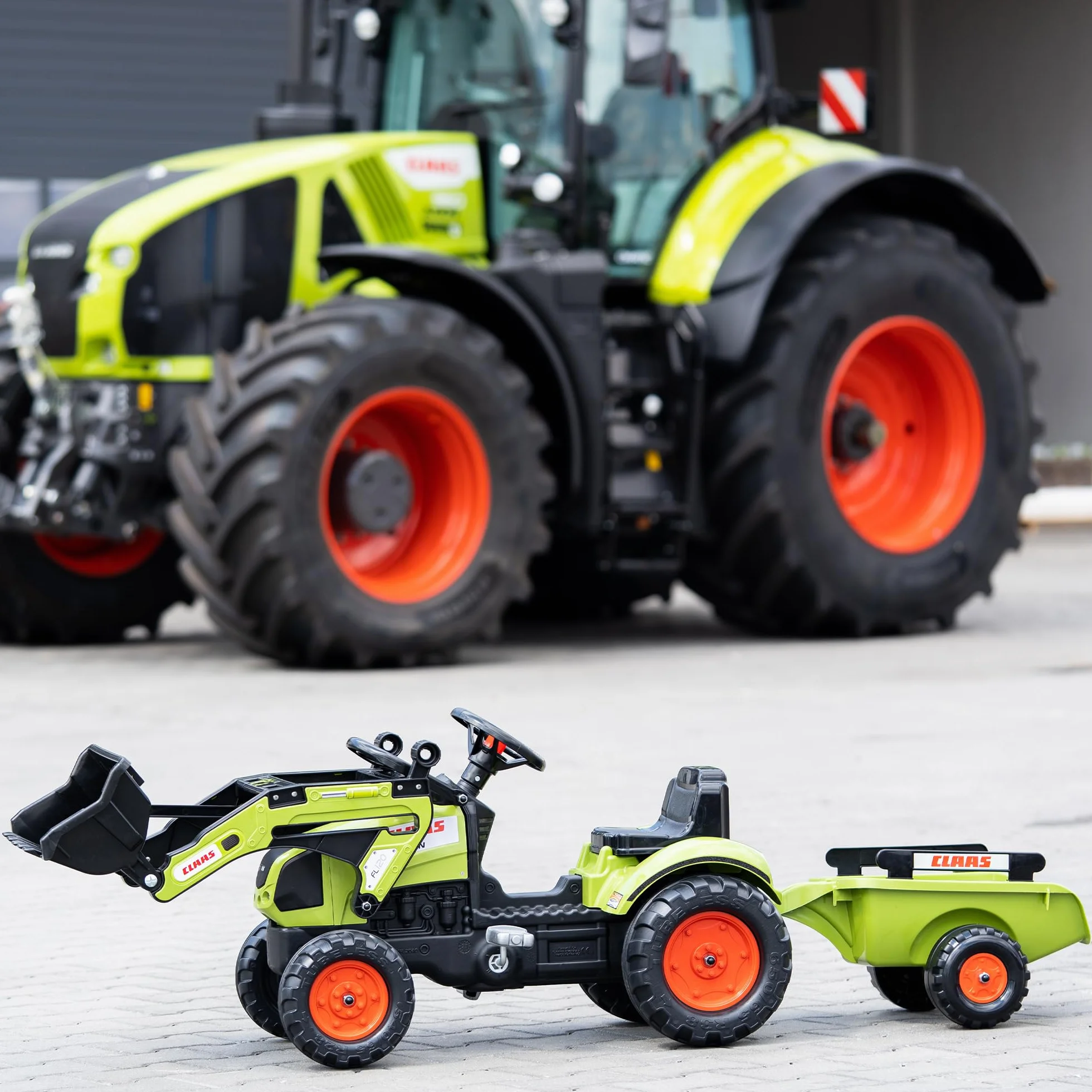CLAAS Tractopelle Arion 410 avec remorque