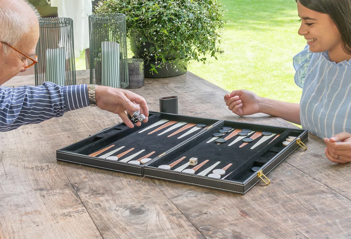 Engelhart - 250504 - Gioco di Backgammon in Legno Deluxe in Custodia Rivestita in Similpelle, 2 Giocatori, 5 Dadi, 2 Tazze e Shuffleboard (Marrone/Avorio 45,7 cm)