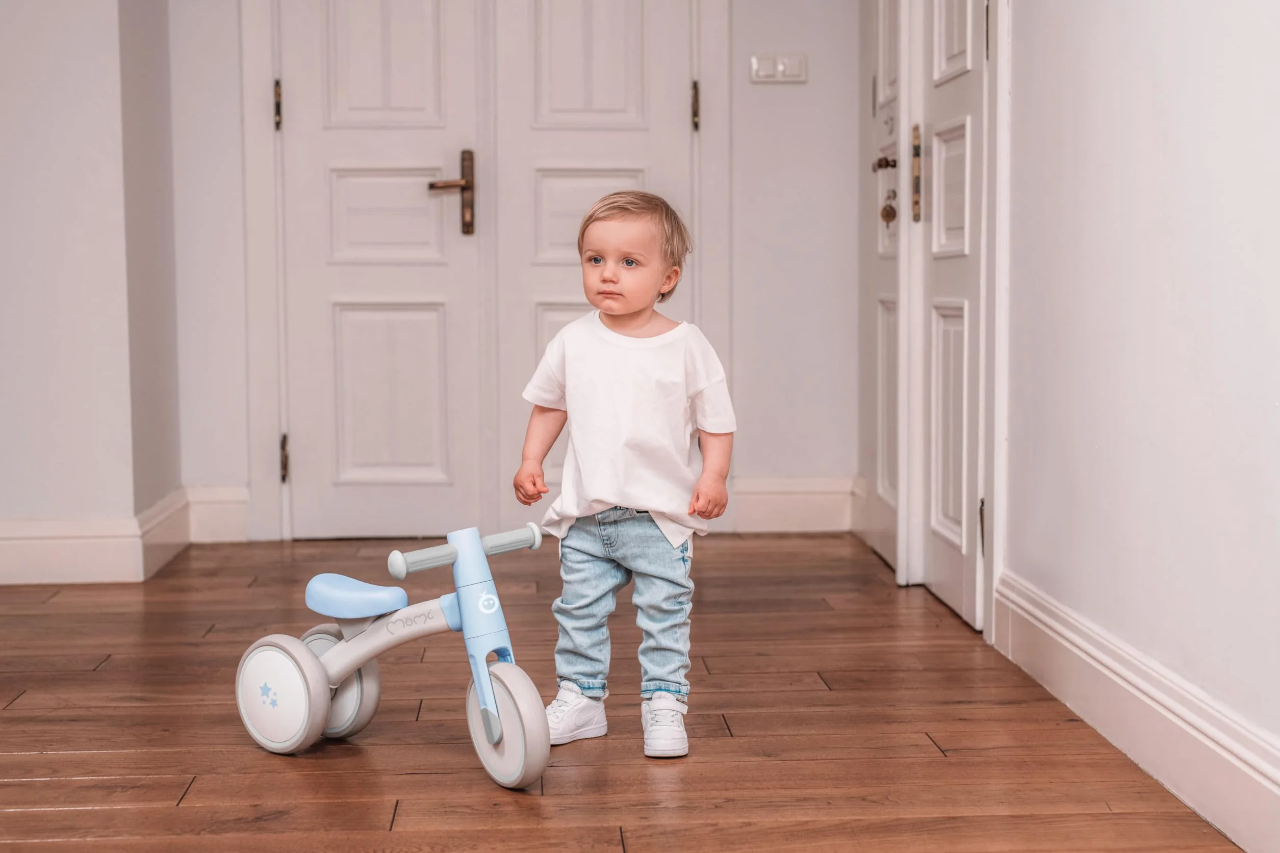 Triciclo senza pedali per bambini MoMi TEDI per bambine e bambini (peso massimo 25 kg), mini bicicletta senza pedali con ruote in plastica resistenti alla foratura, telaio in metallo leggero - 1,2 kg