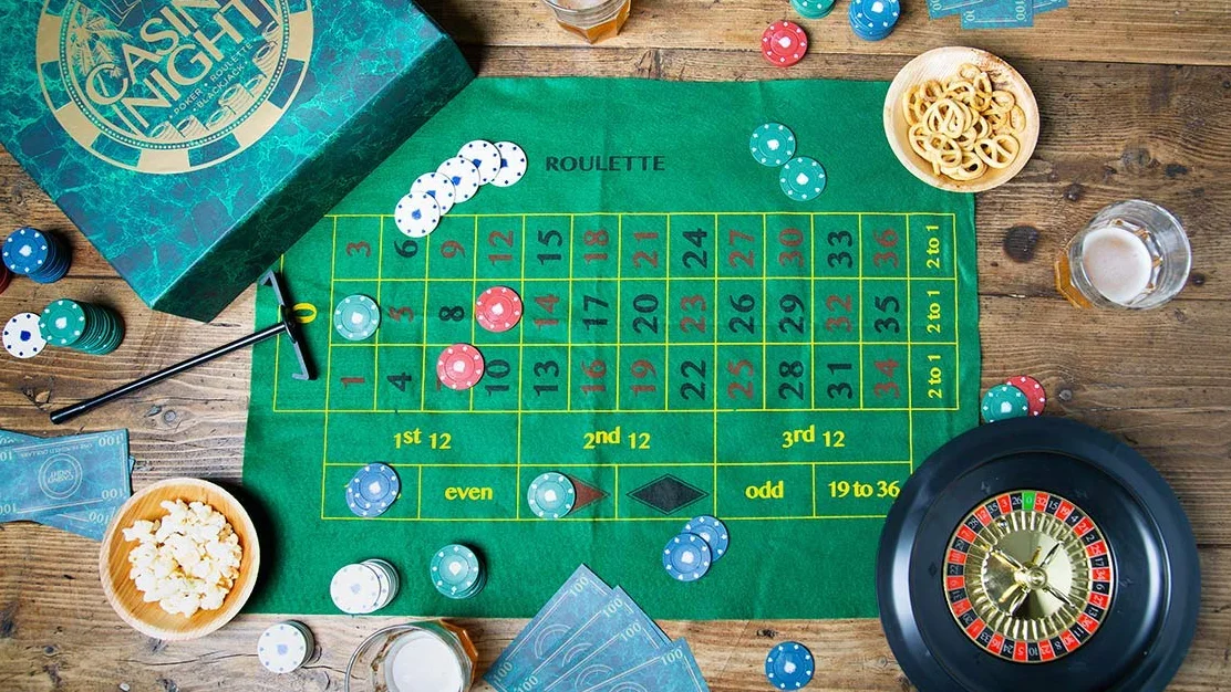 Talking Tables Casino Night Kit Poker Blackjack Roulette Set Gioco per Adulti | Tappetino Fiches Carte Denaro Palline GAMECASINO