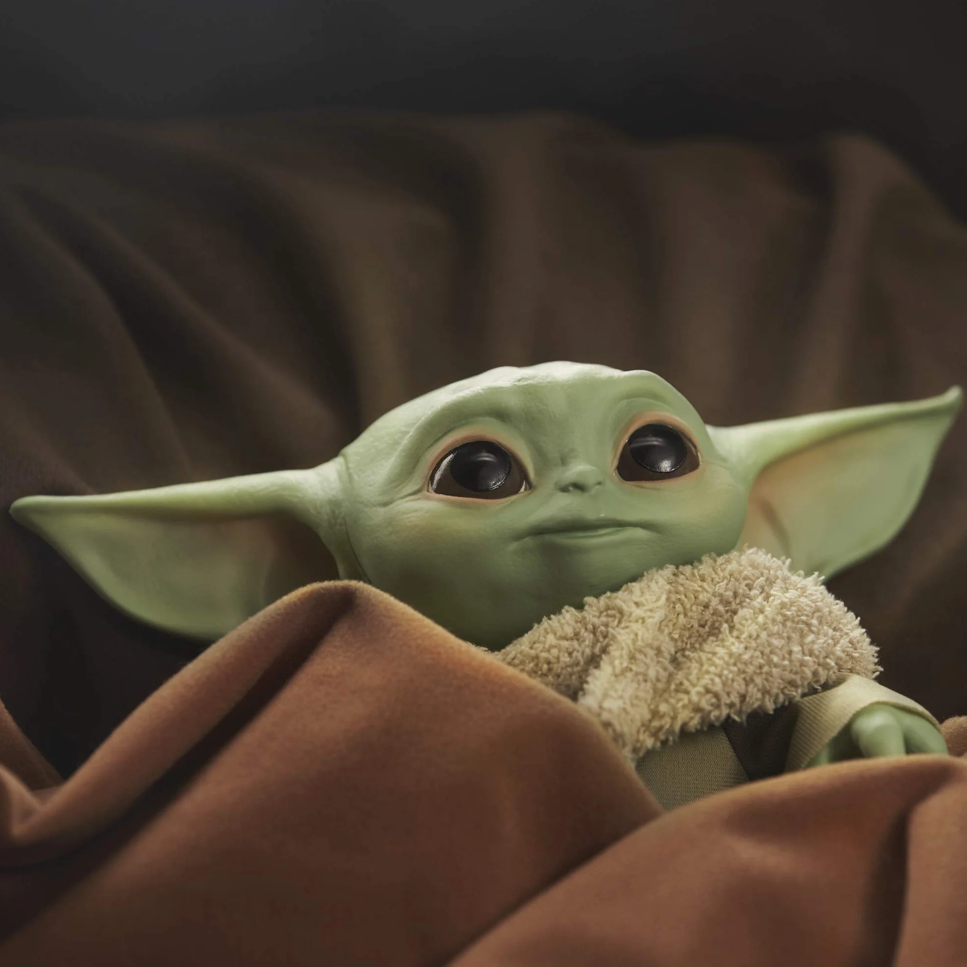 Star Wars Hasbro The Child Peluche Baby Yoda con Suoni e Accessori