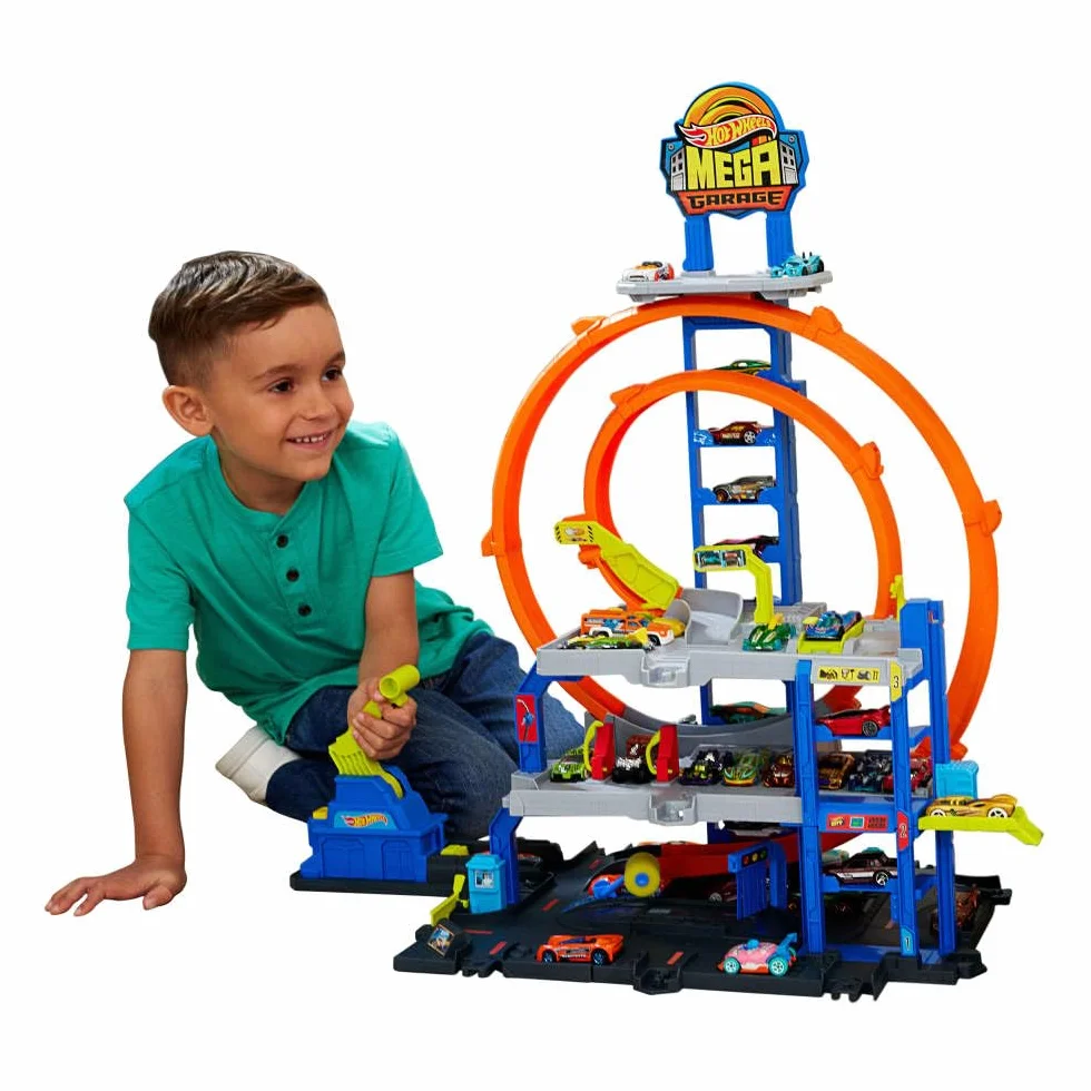 Hot Wheels - Mega Garage, Set Pista con 3 Livelli di Gioco e 2 Loop, macchinina ed Elicottero Inclusi, adattatori Speed Snap e Spazio per riporre 37 Veicoli, Giocattolo per Bambini, 4+ Anni, JLC05