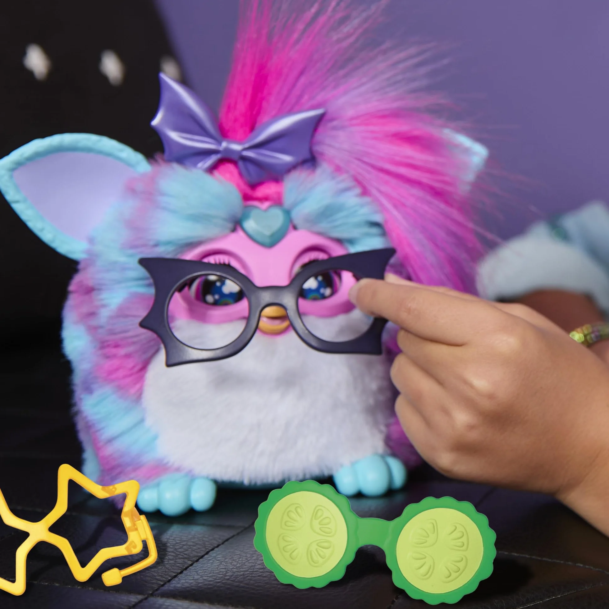 Furby Vibes Blue Razz Peluche Giocattolo Elettronico Interattivo per Bambini 6+