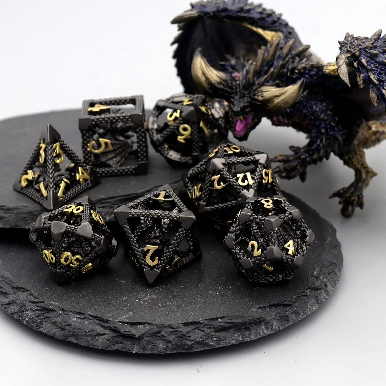 Set di Dadi Poliedrici in Metallo HNCCESG – 7 Pezzi per Giochi di Ruolo e da Tavolo (Design 3D Drago Cavo, Nero)